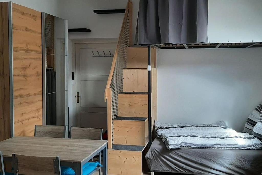 One-Bedroom Apartment photo 1