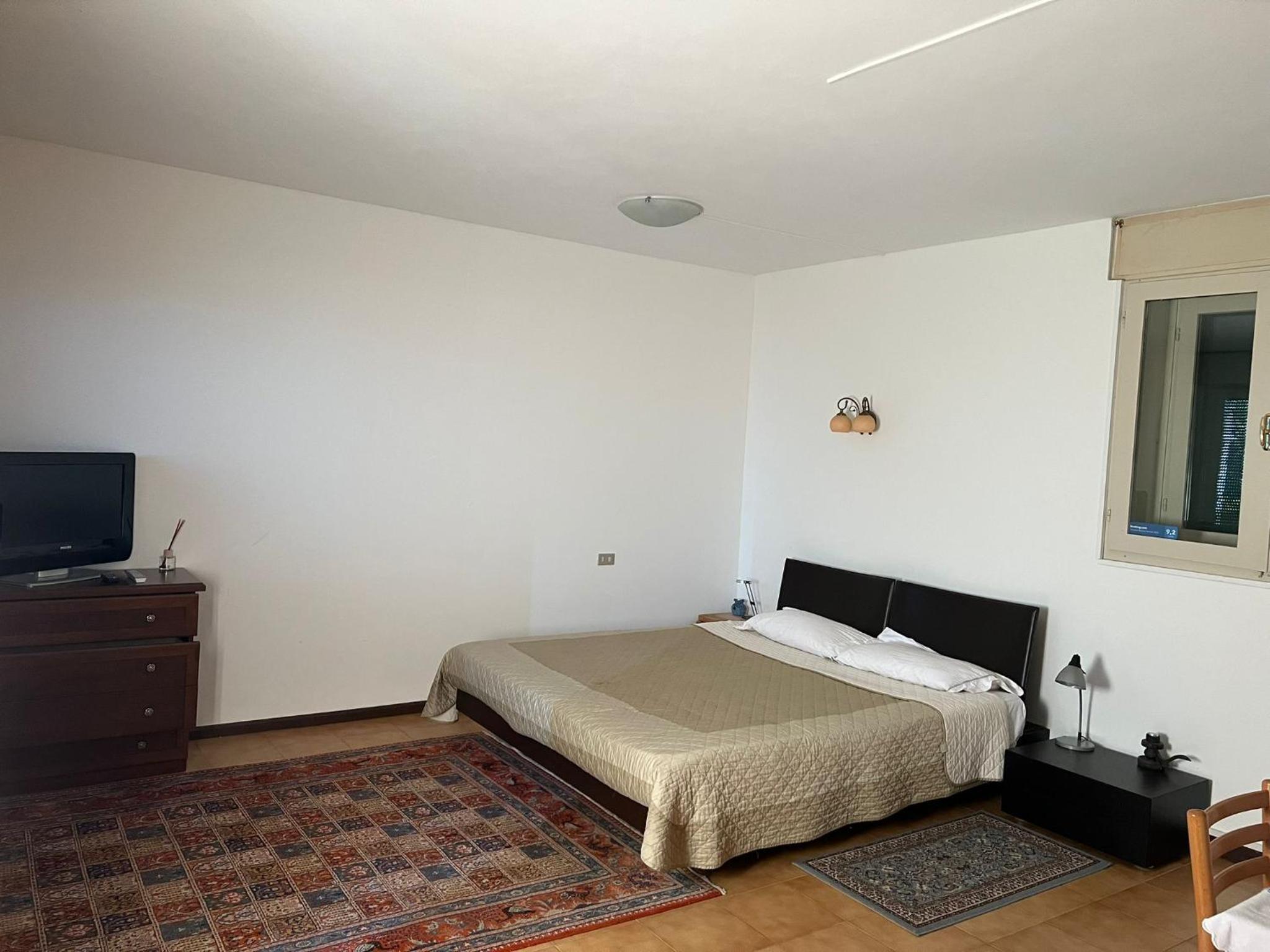 One-Bedroom Apartment with Lake View