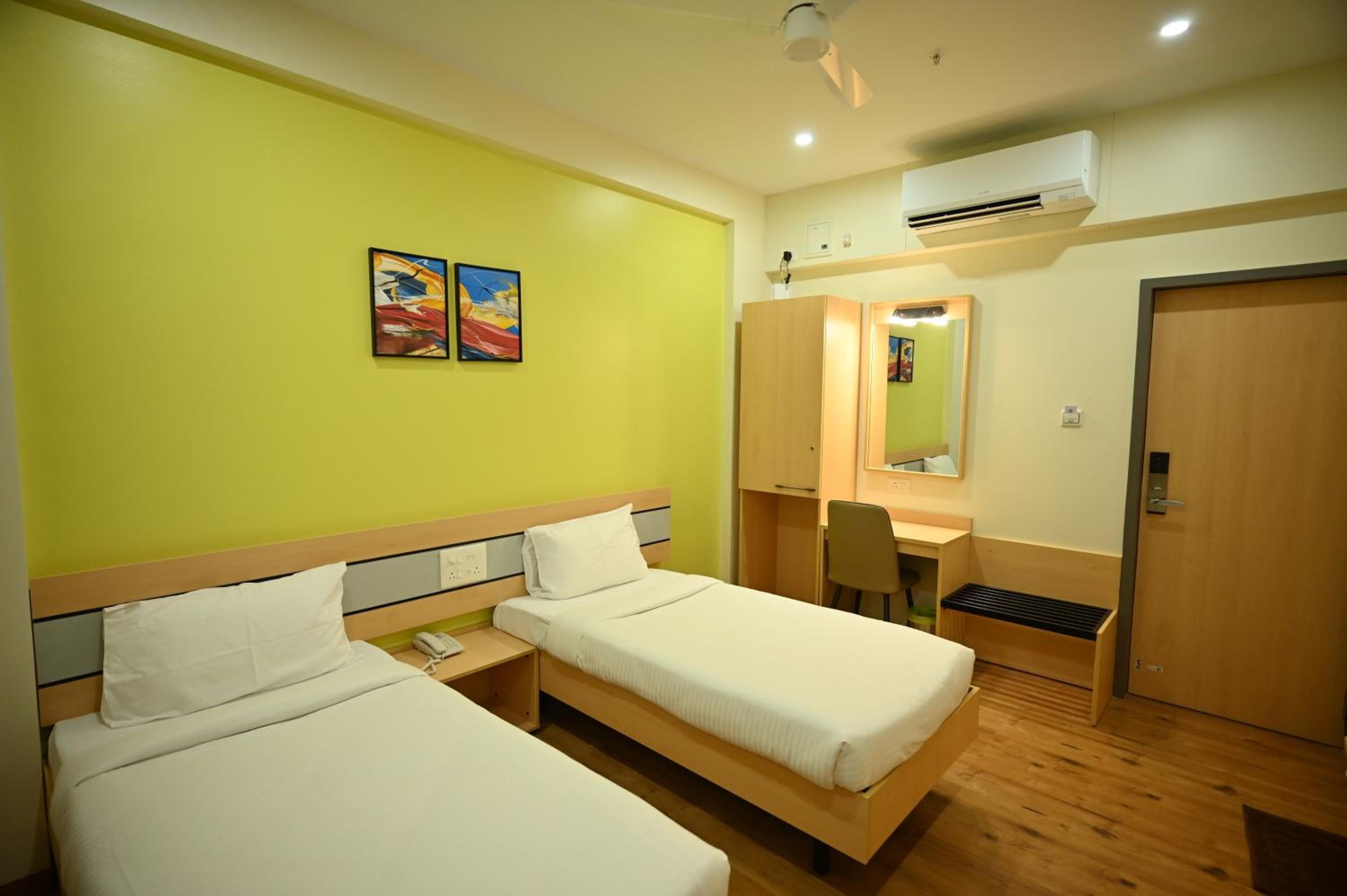 Deluxe Twin Room photo 3