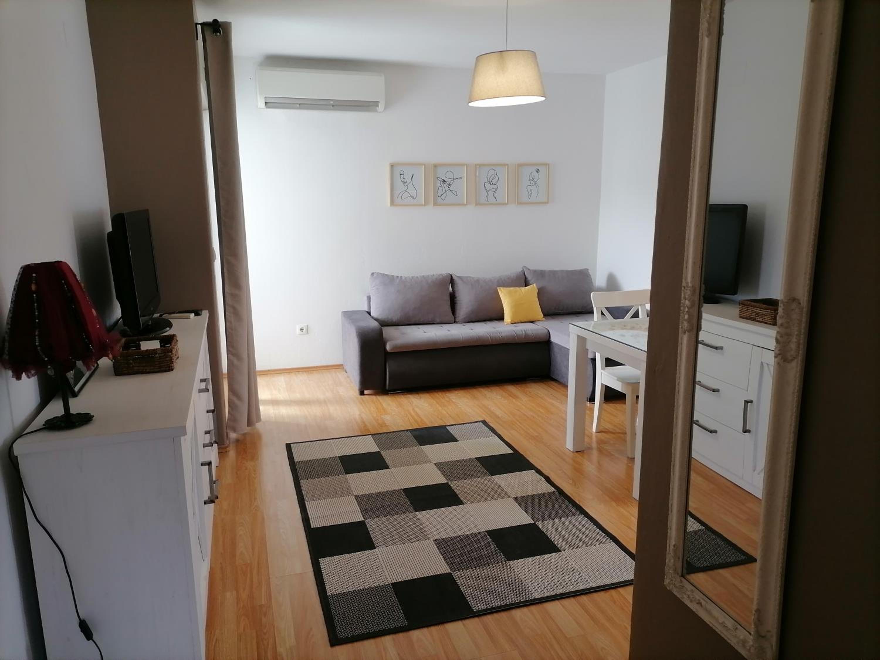 Apartment with Balcony - Photo 4