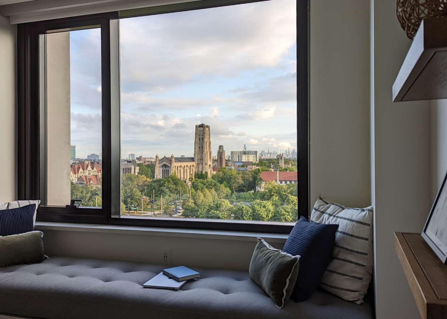 Deluxe King, Campus View