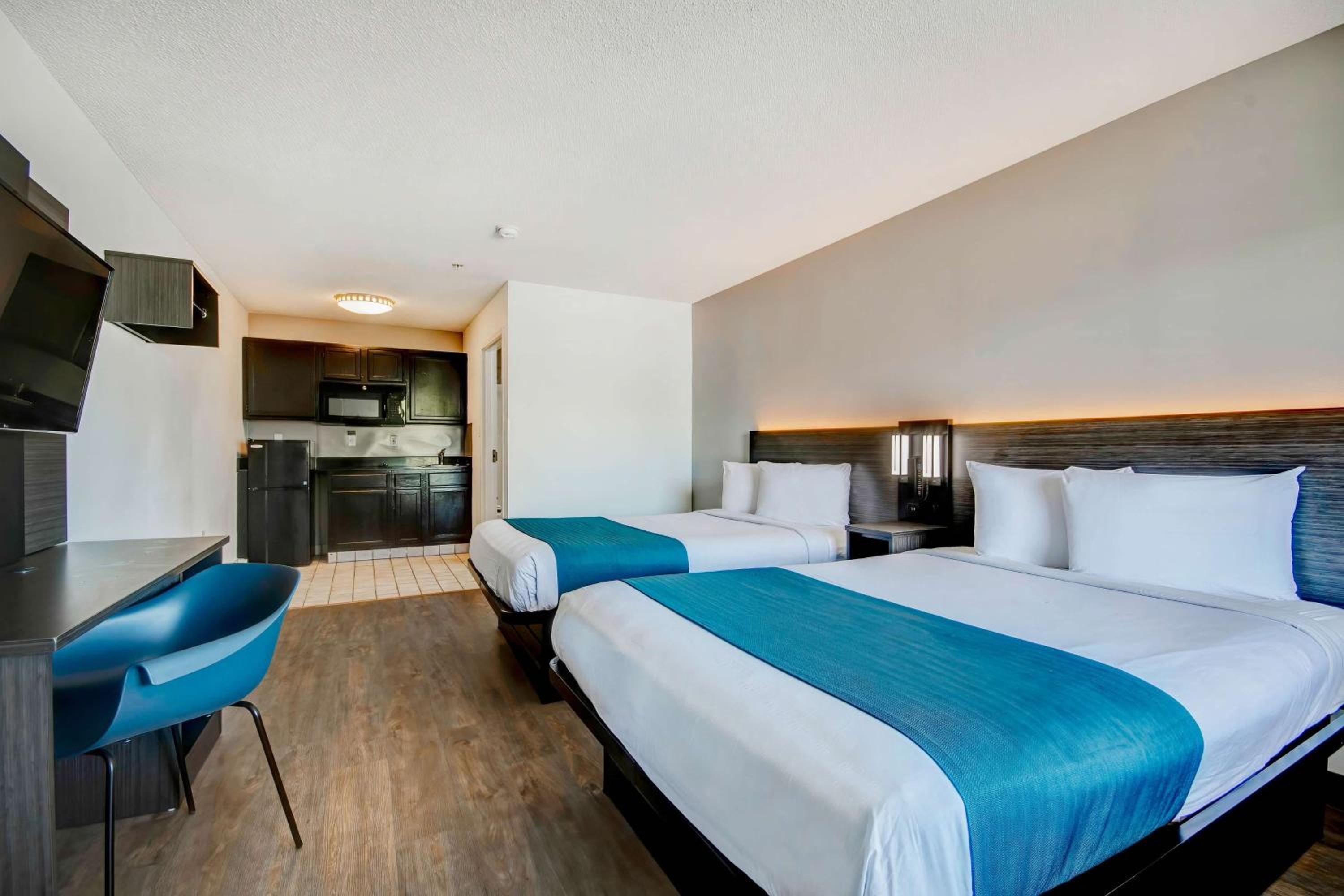 Quadruple Room - Non-Smoking - Photo 1