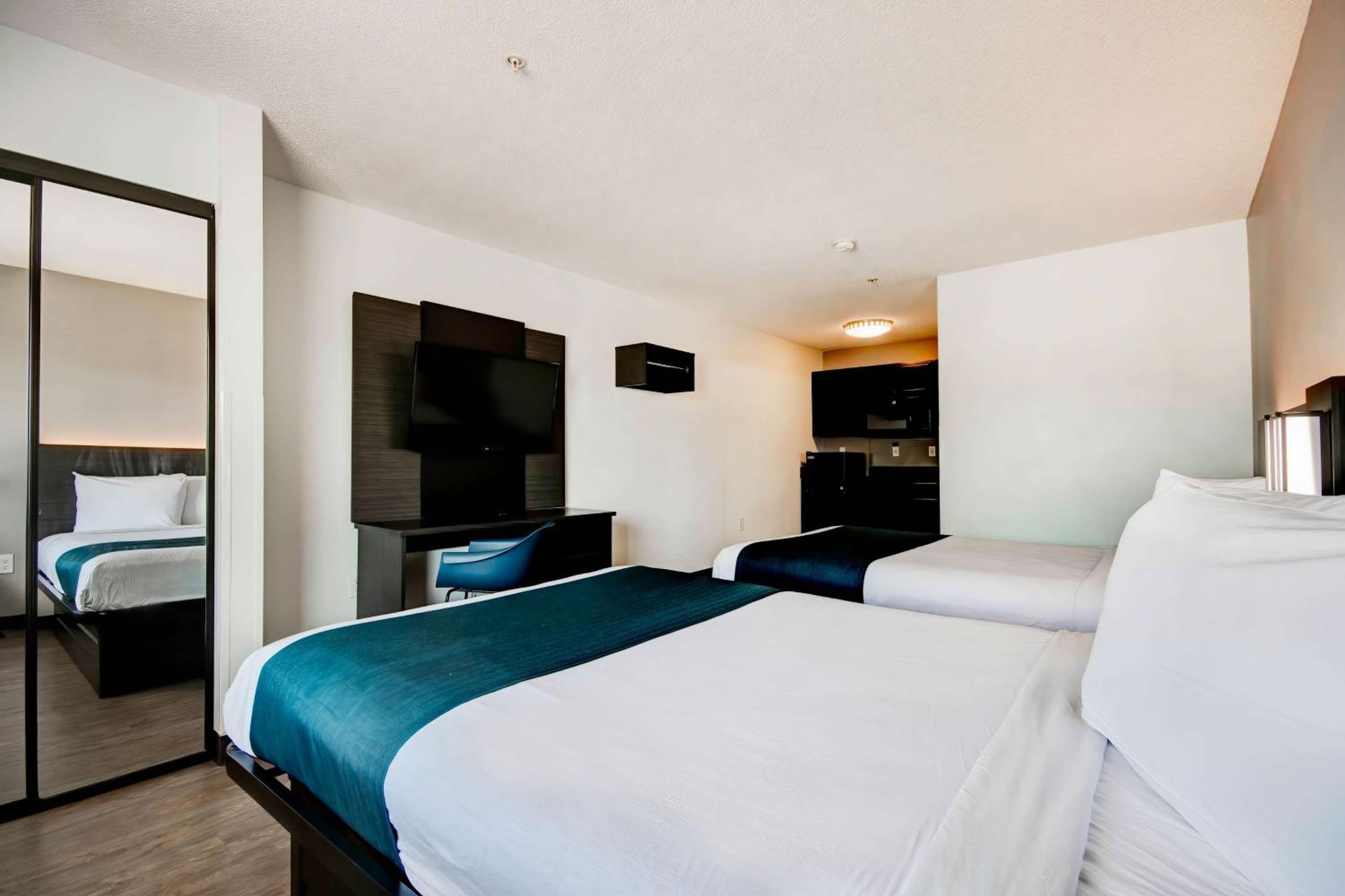 Quadruple Room - Non-Smoking - Photo 4