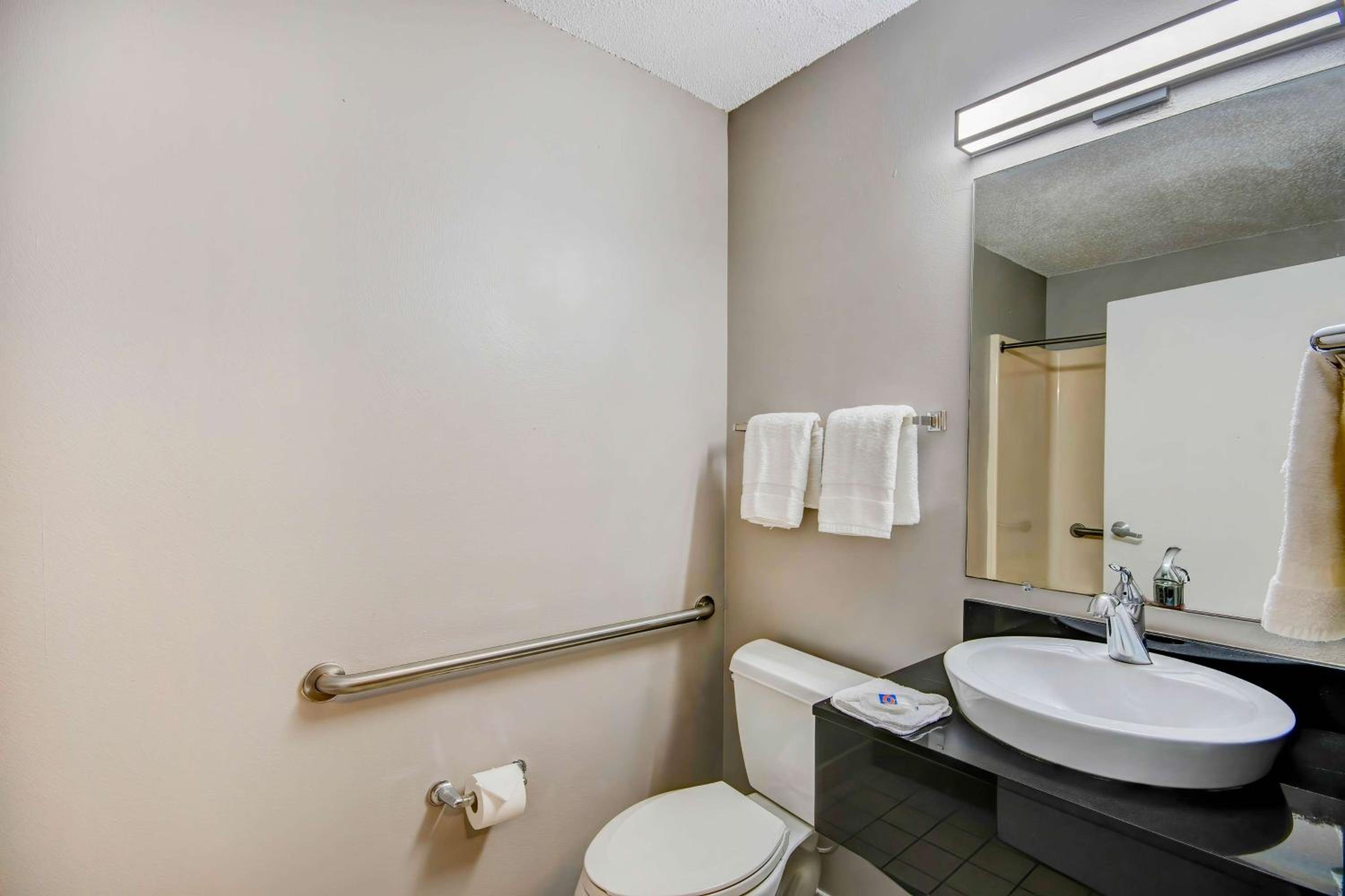 Queen Room - Disability Access - Roll in Shower photo 2