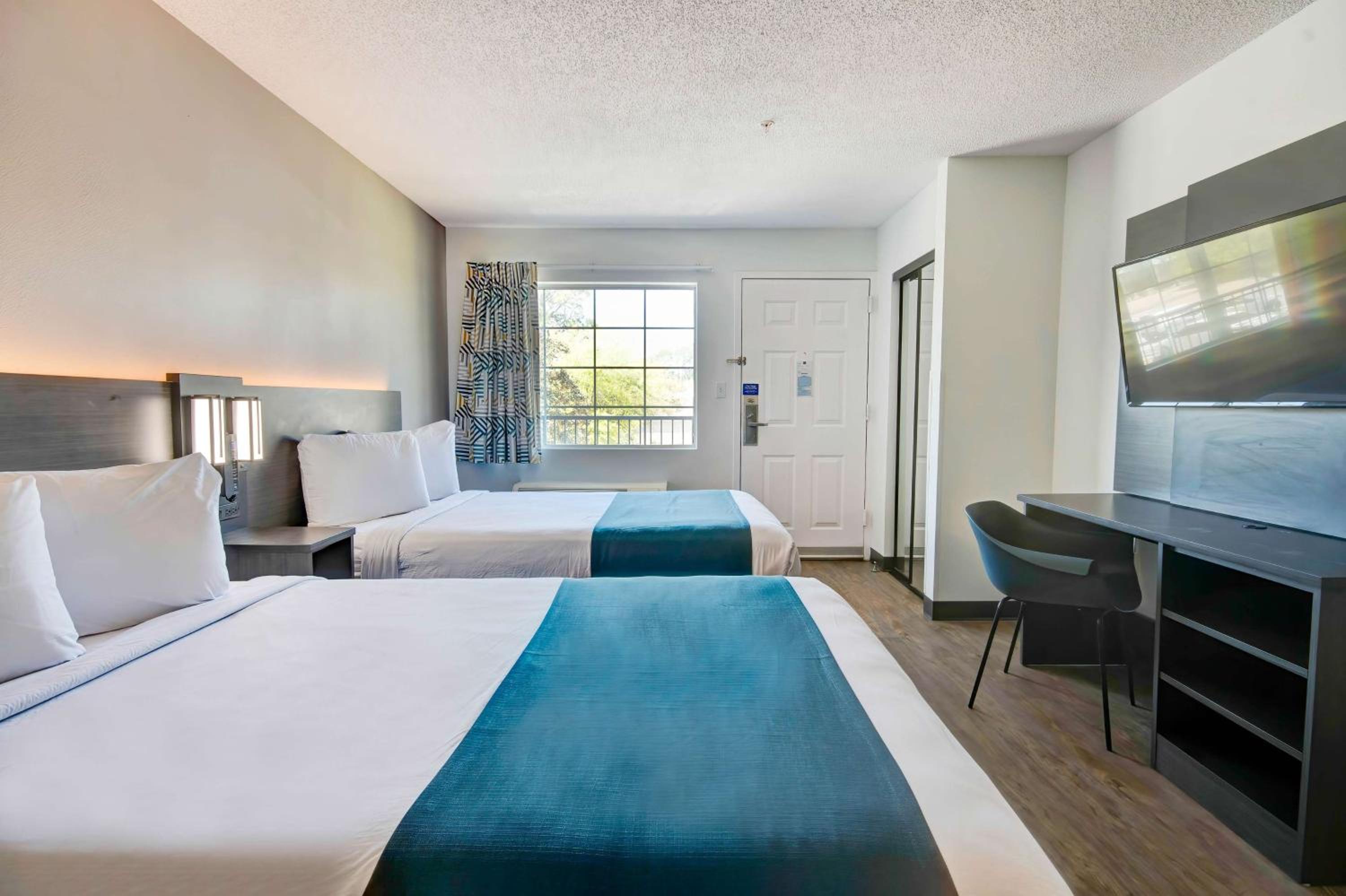 Quadruple Room - Non-Smoking - Photo 3