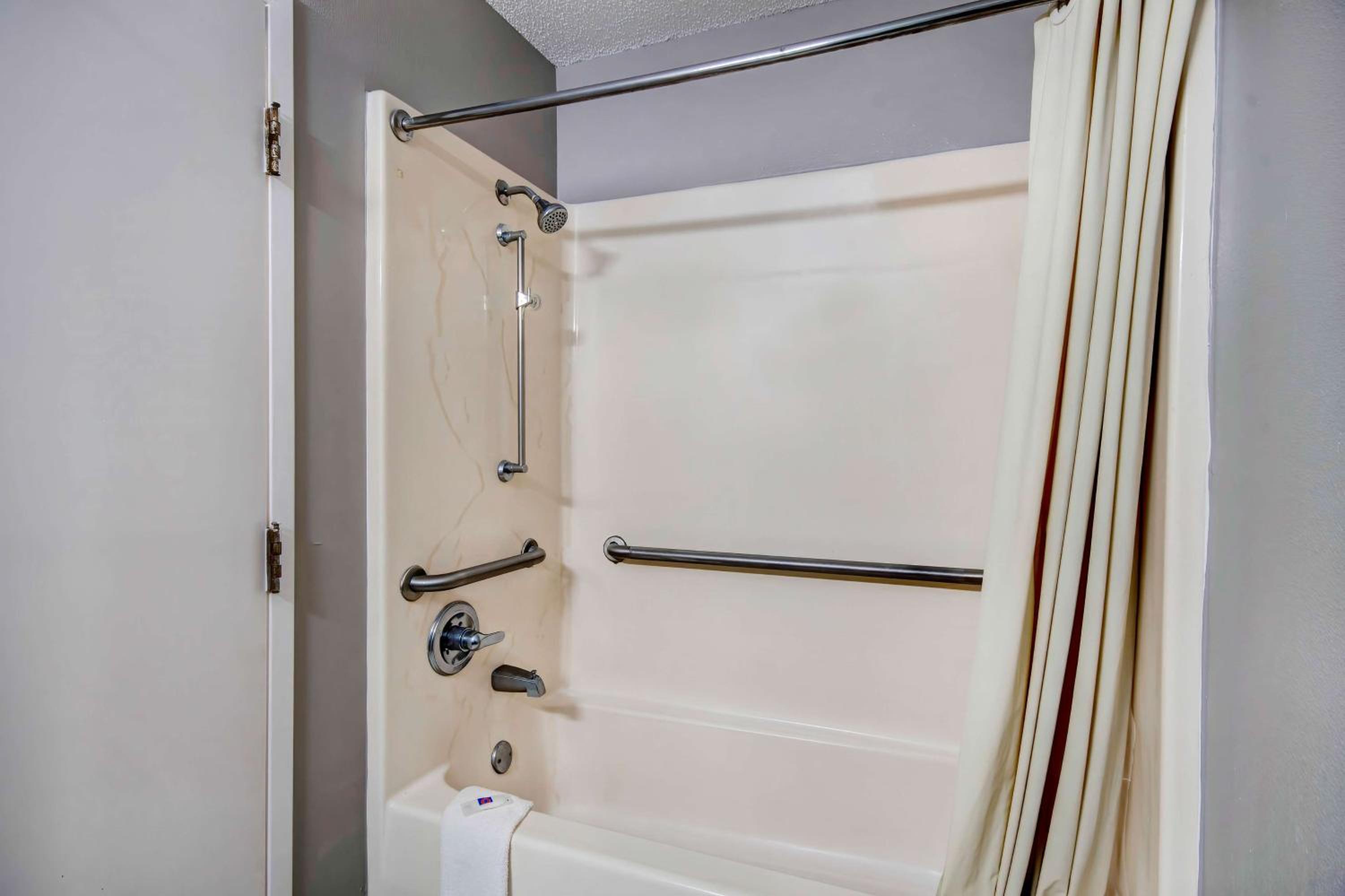 Queen Room - Disability Access - Non-Smoking - Photo 2