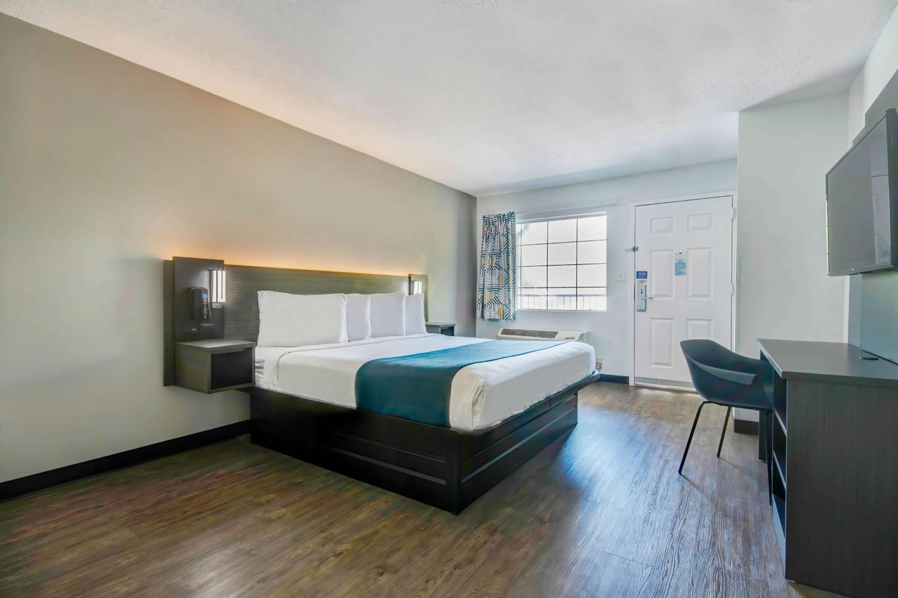 King Room - Non-Smoking - Photo 4