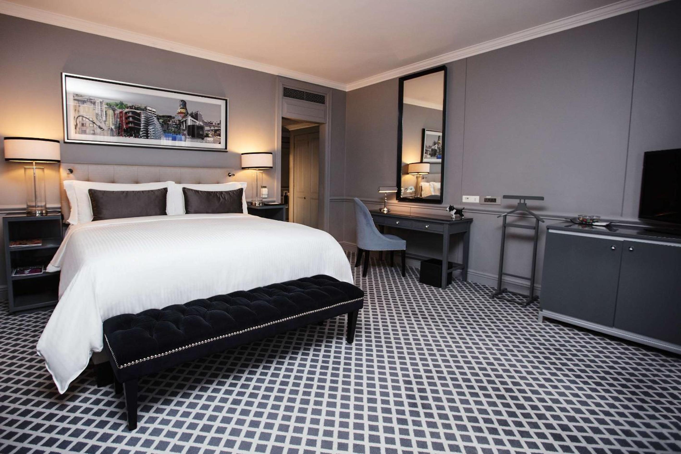 Deluxe Room King Bed thumbnail 5