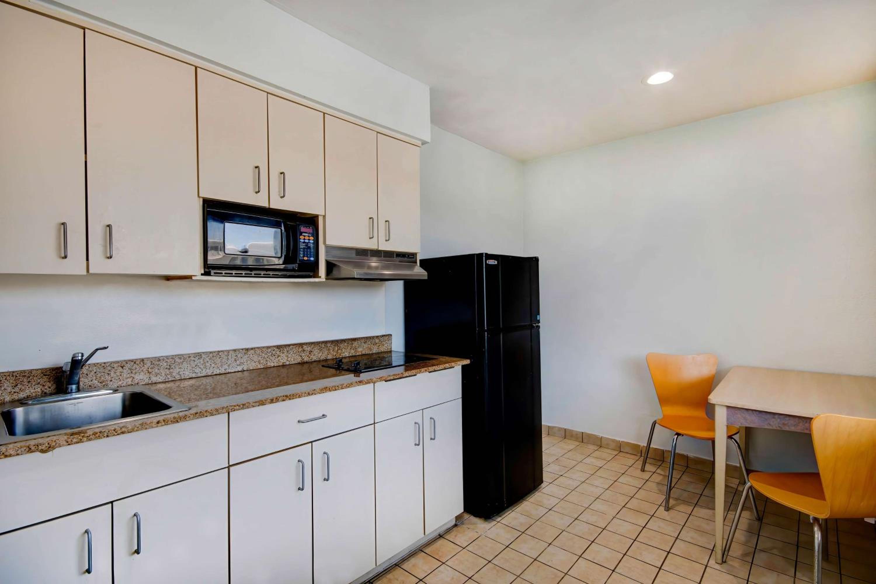 Standard Kitchen Room with– One Queen Bed