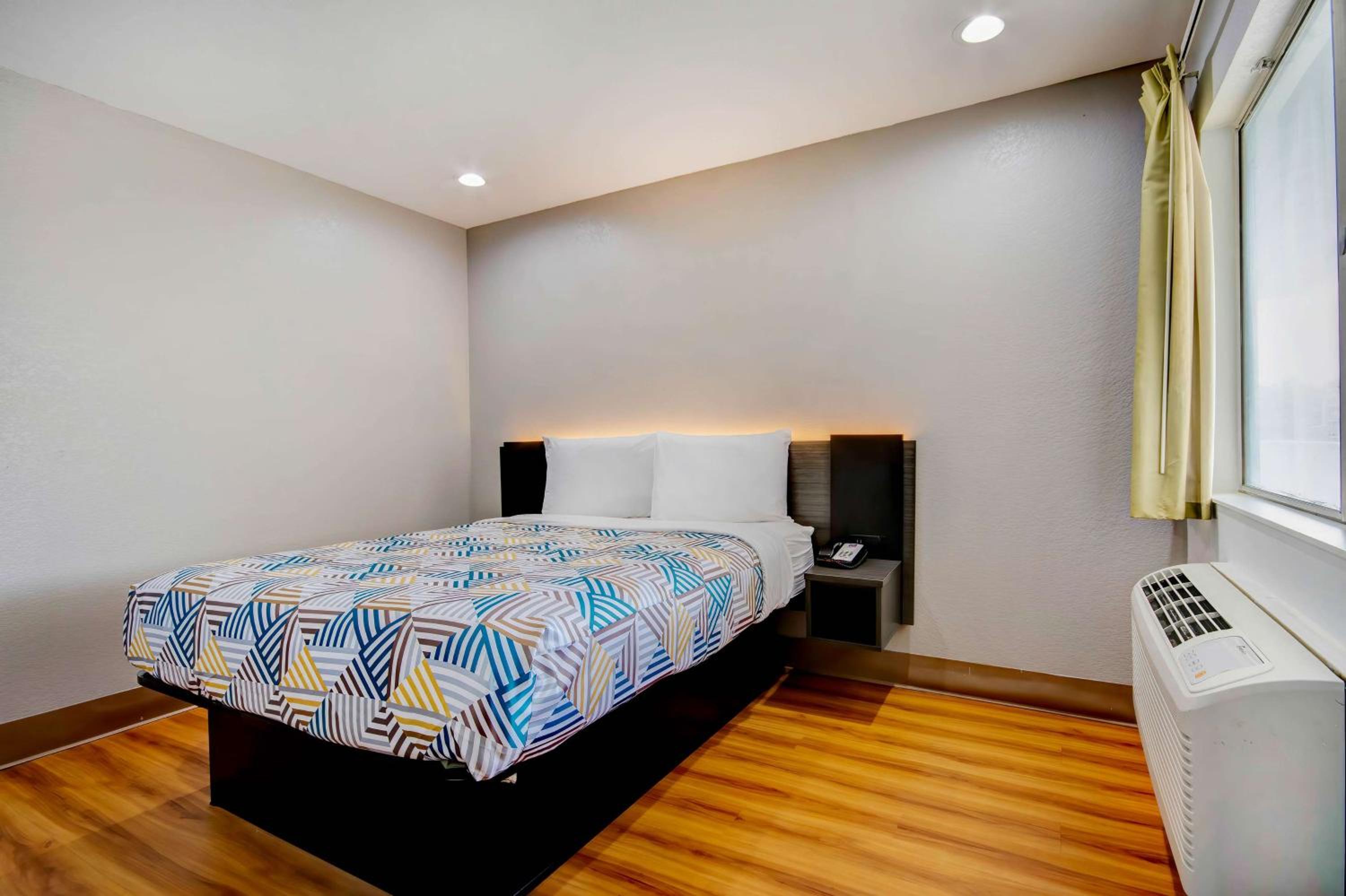 Standard Room with– One Full Bed (Handicapped Accessible)