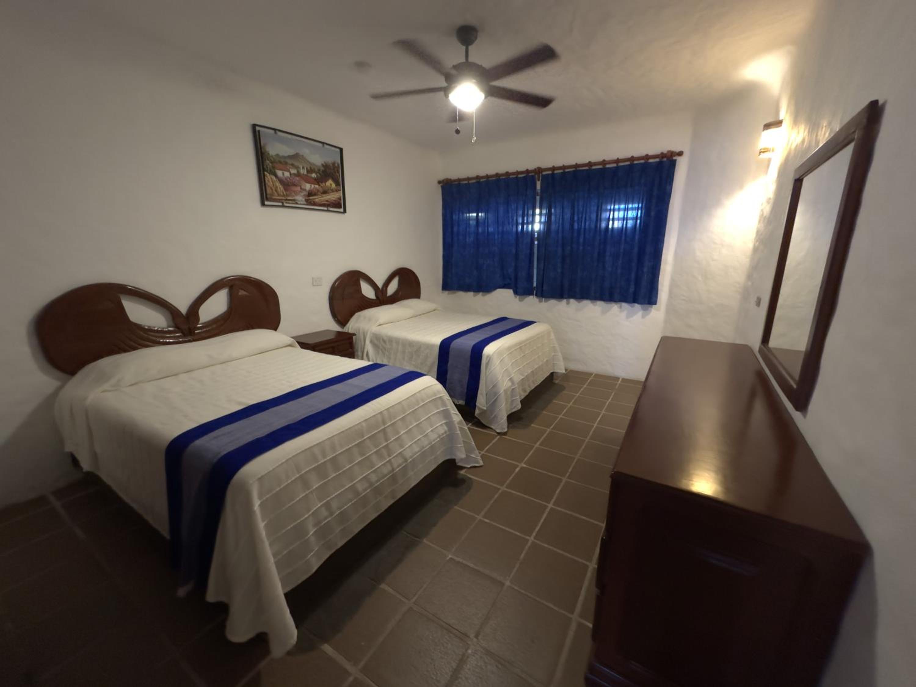 Double Room with Two Double Beds - Photo 8