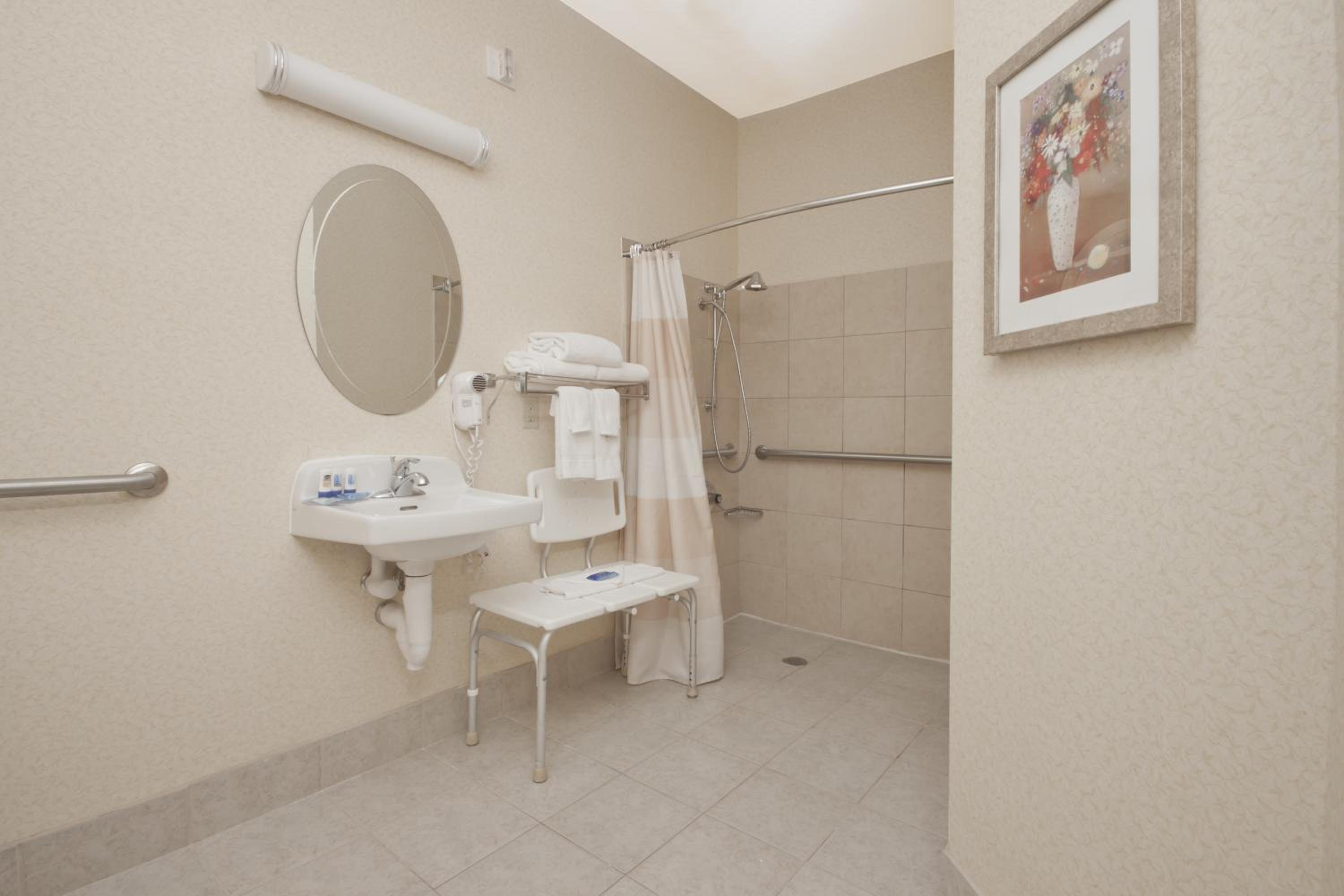 Queen Room - Mobility Access/Non-Smoking - Photo 2