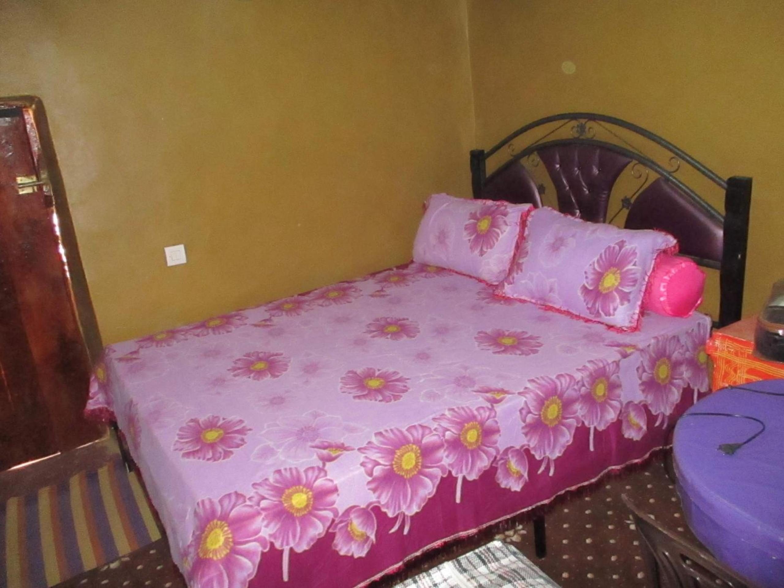 Economy Triple Room photo 2