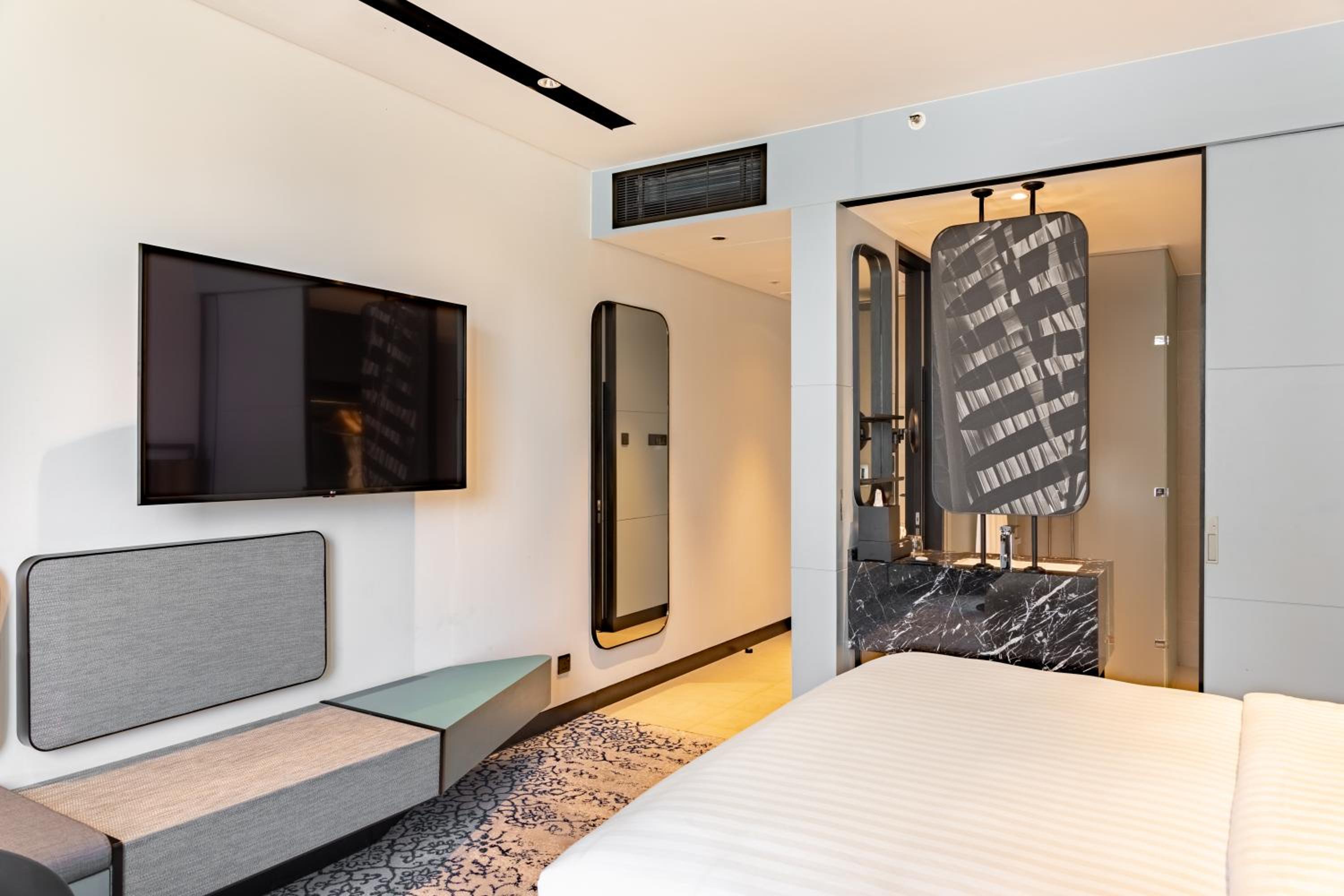 Superior King Room with City View  – Includes a 20% discount at Beira Kitchen and Ala Carte - Photo 1