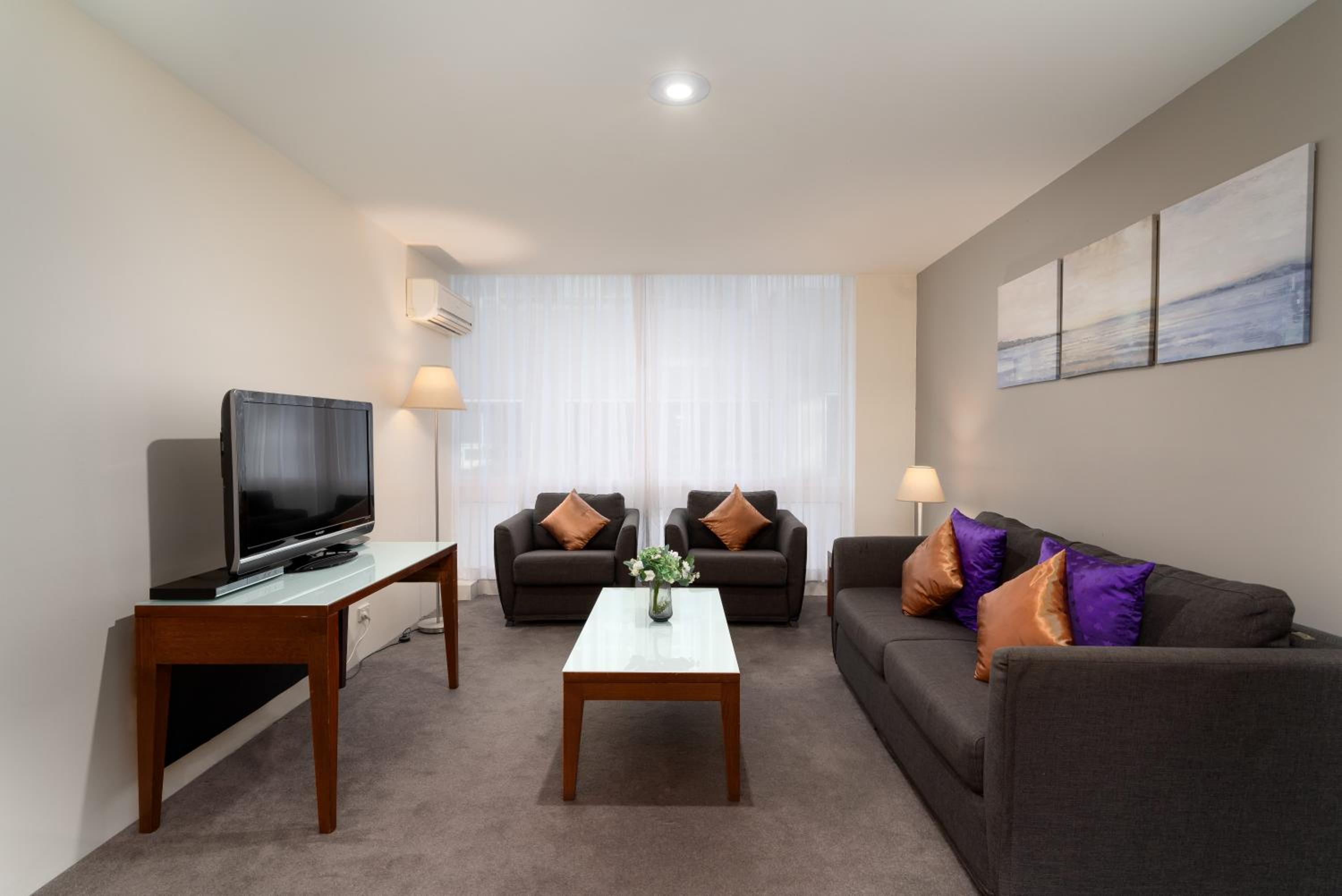 One-Bedroom Apartment photo 1