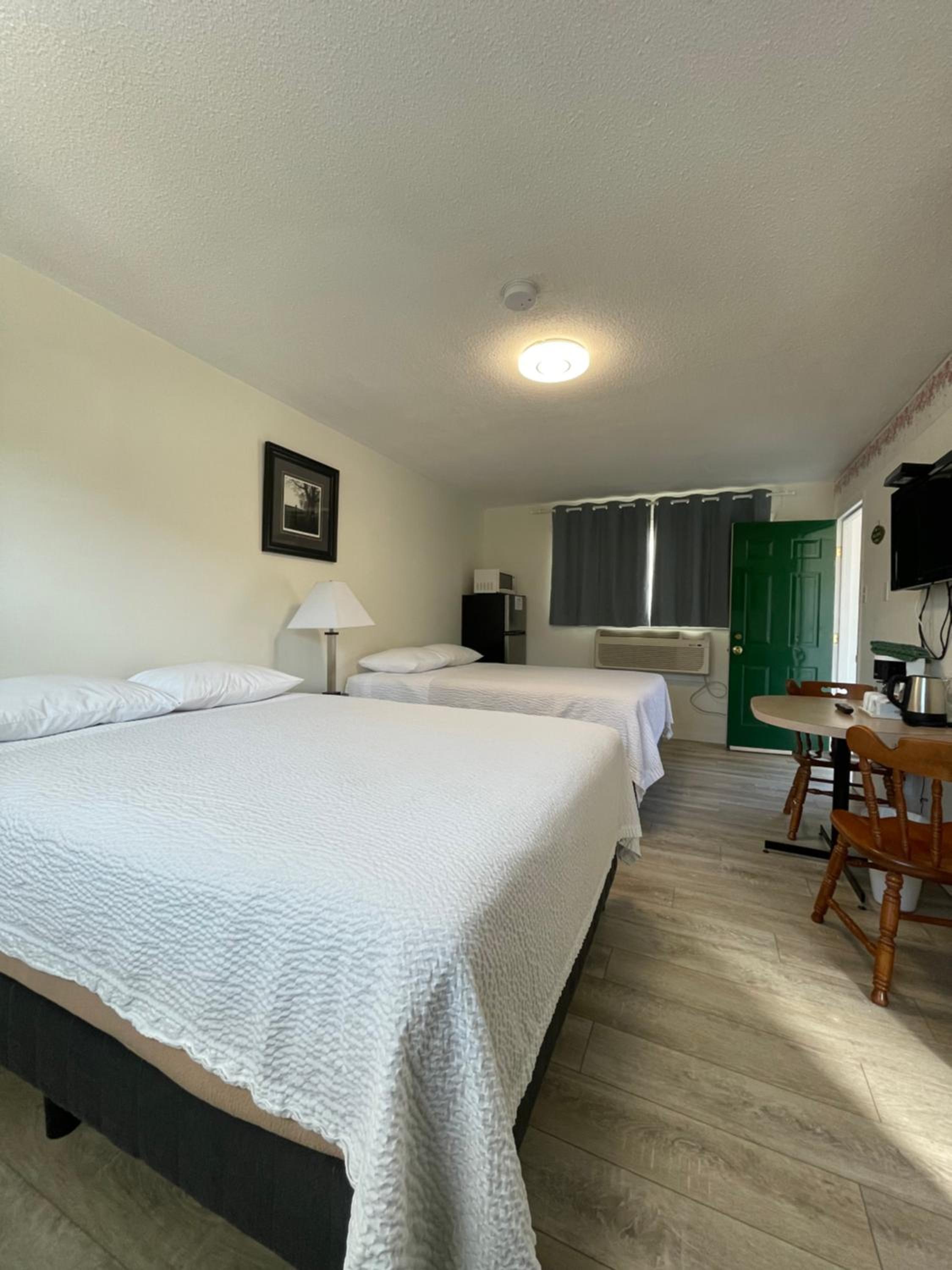 Queen Room with Two Queen Beds photo 2