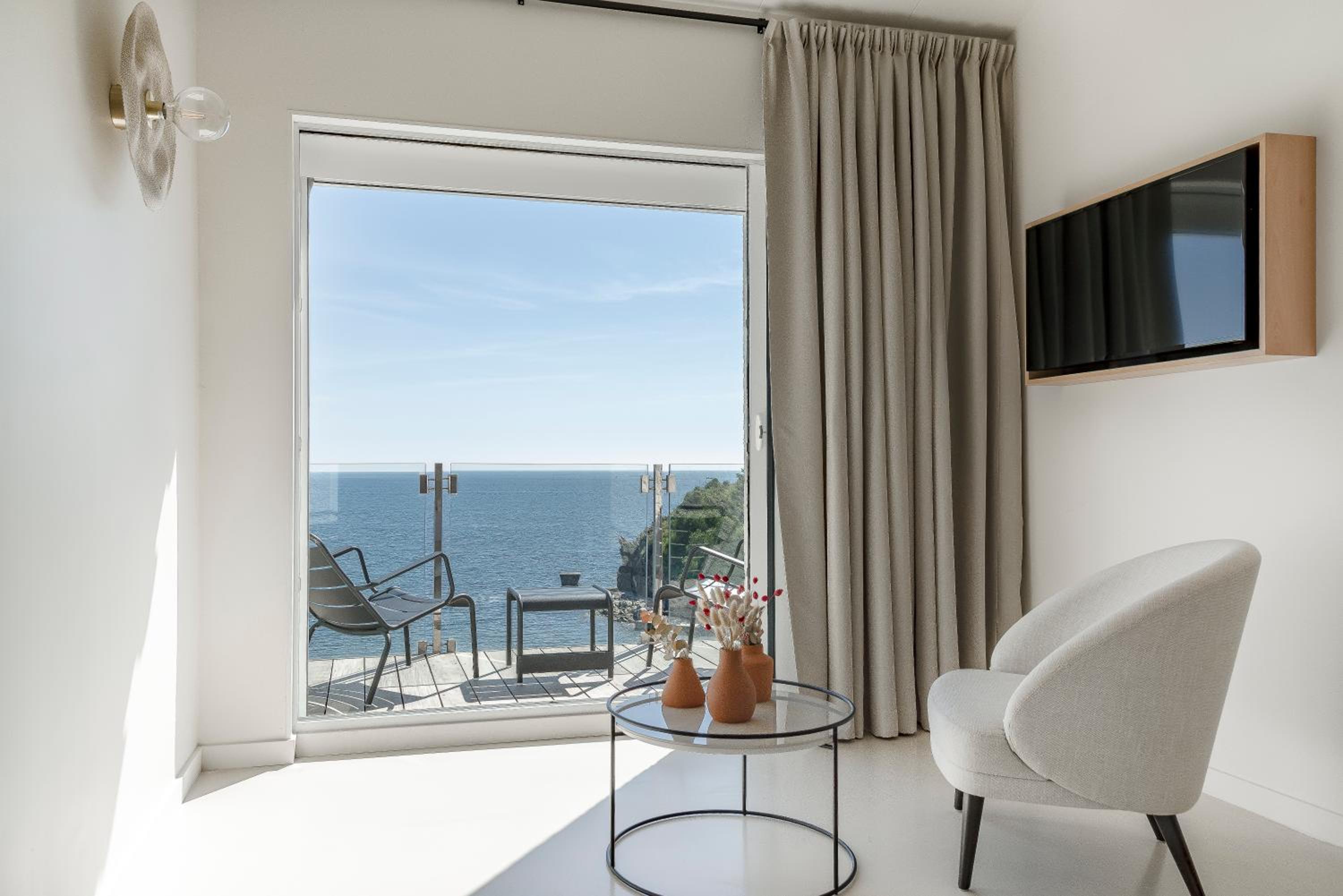 Superior Room with Balcony and Sea View - Photo 6