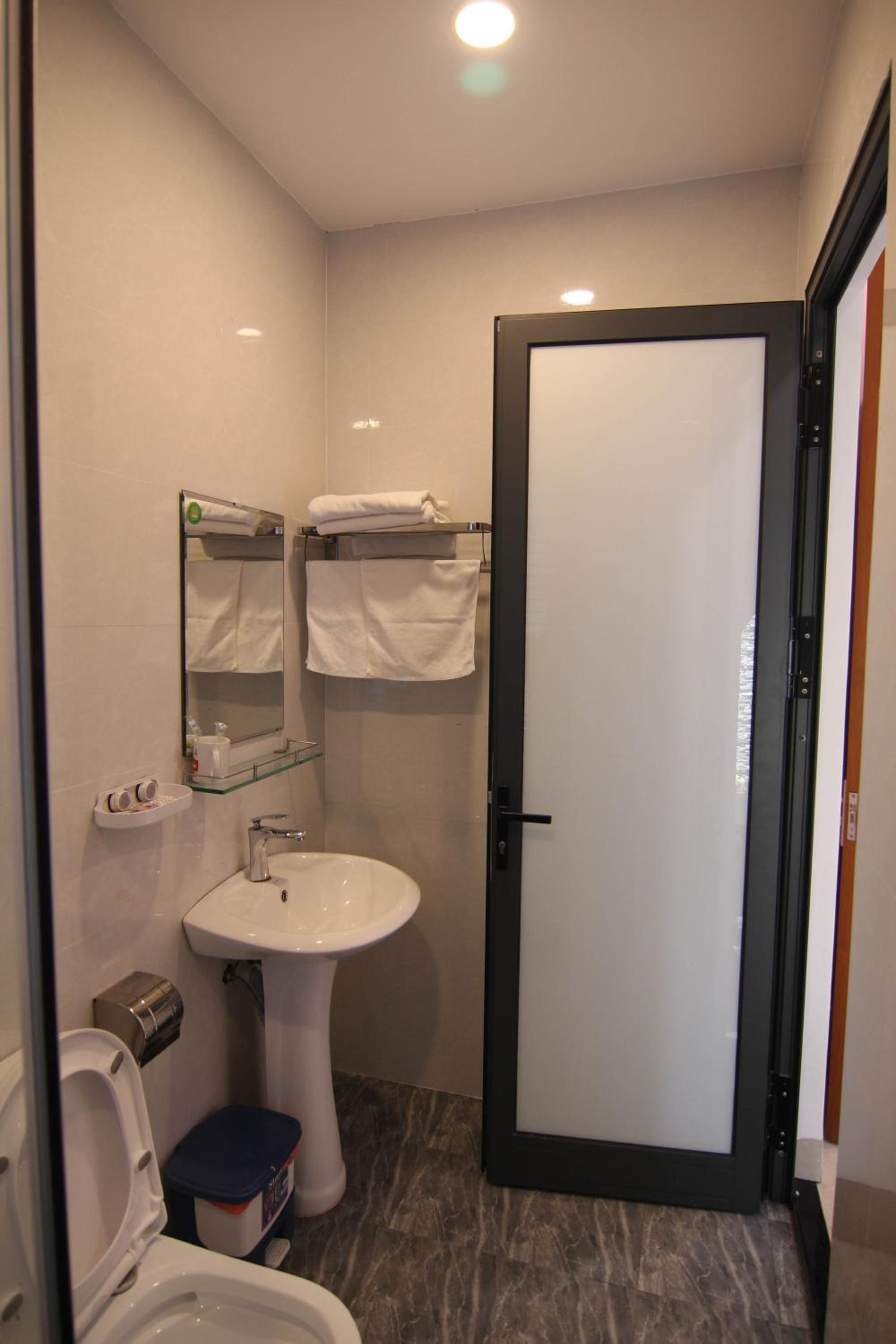 Double Room with Balcony - Photo 9