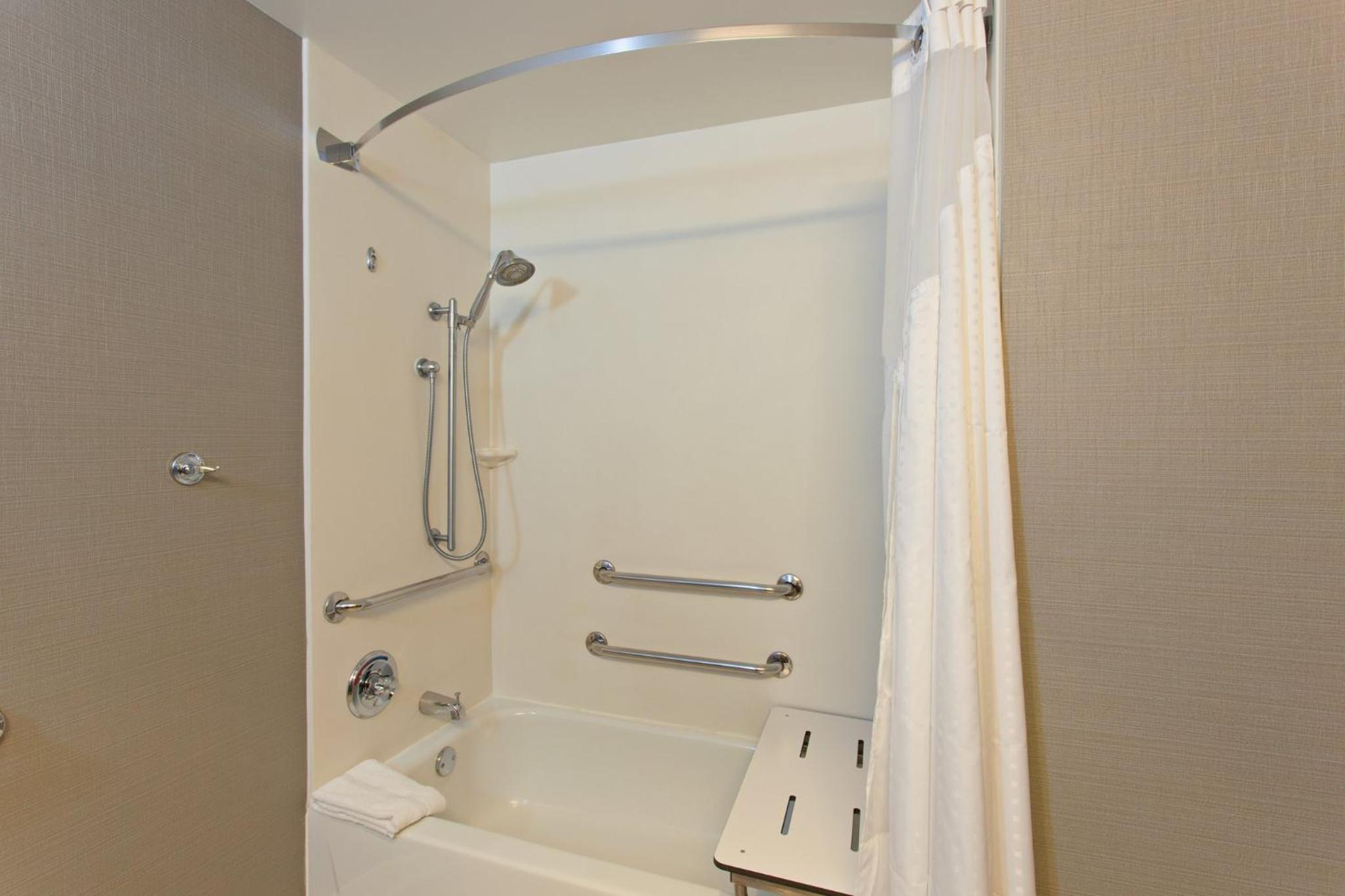 King Room - Mobility Access Tub - Non-Smoking - Photo 2
