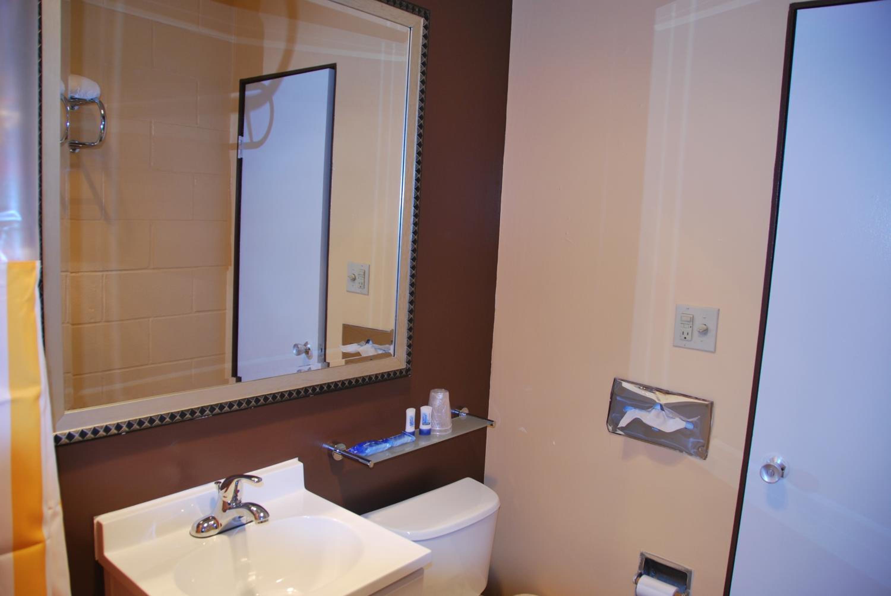 King Room - Non-Smoking photo 3