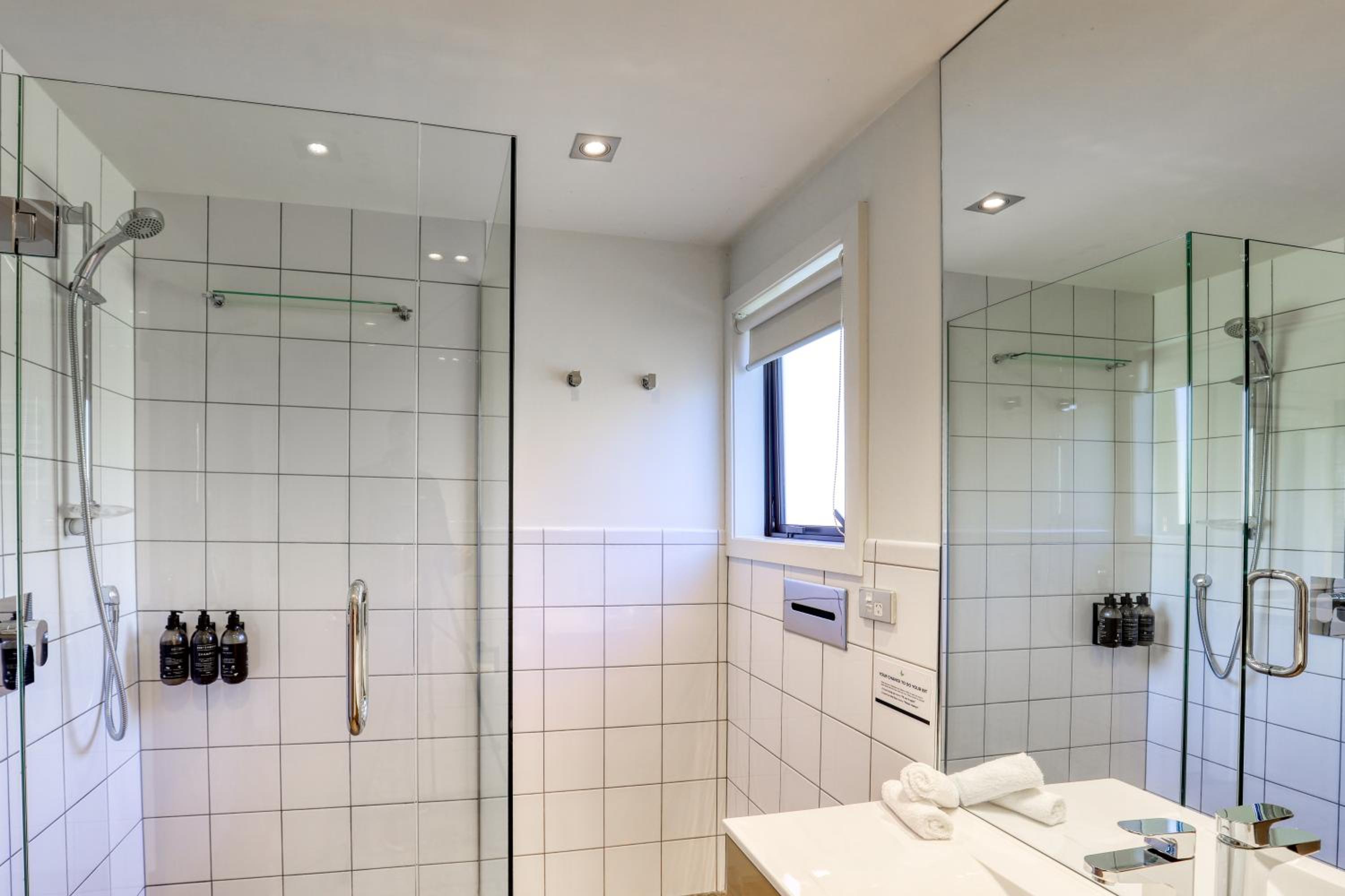 Studio Suite - Photo 15