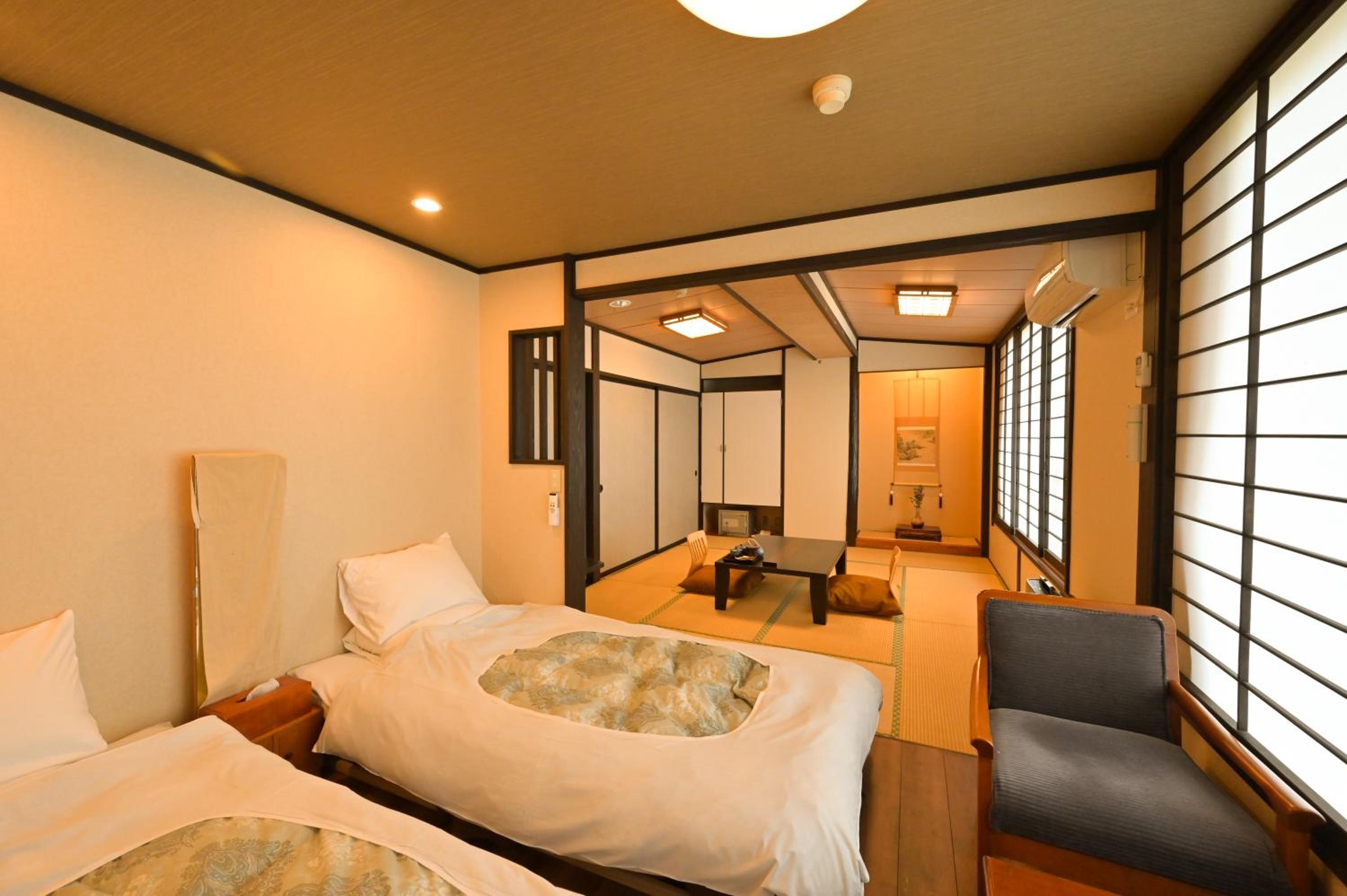 Quadruple Room with Shared Bathroom photo 3