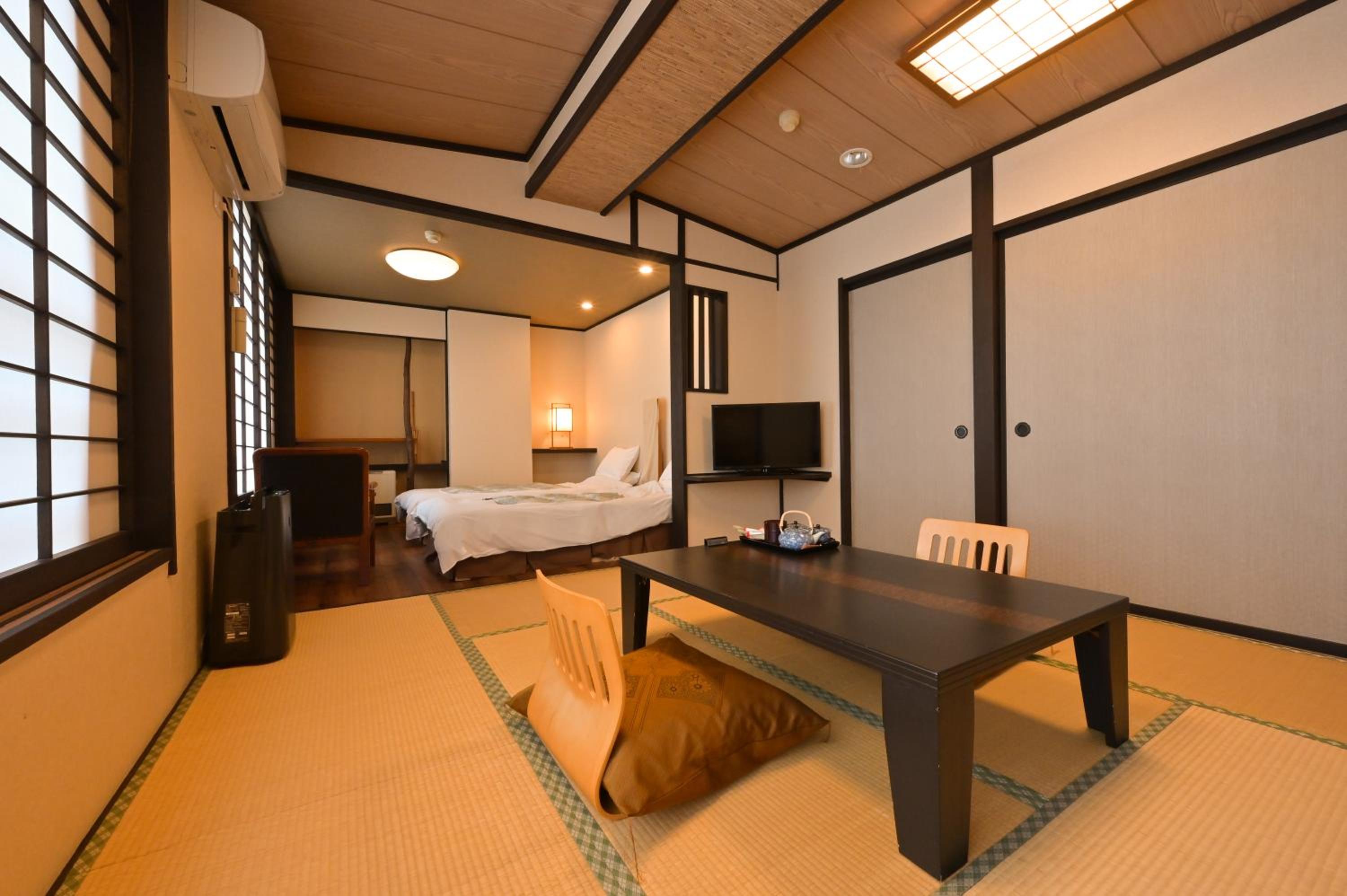 Quadruple Room with Shared Bathroom photo 2