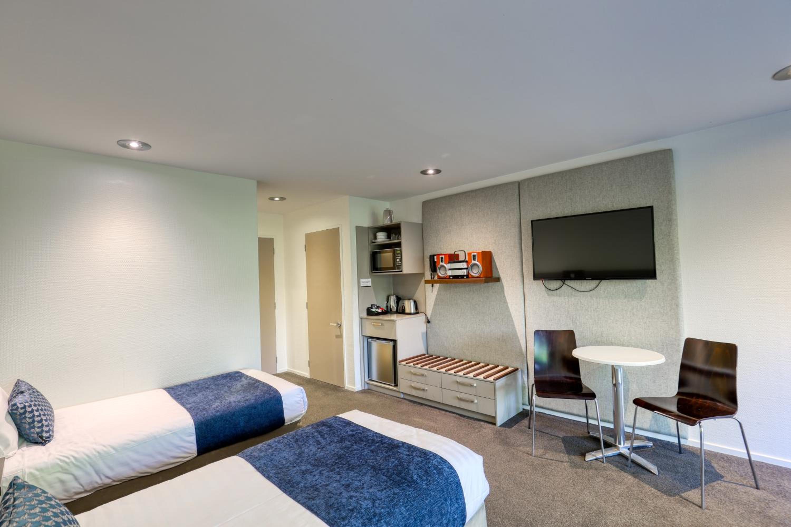 Standard Room (No View/Road Facing) - Photo 16