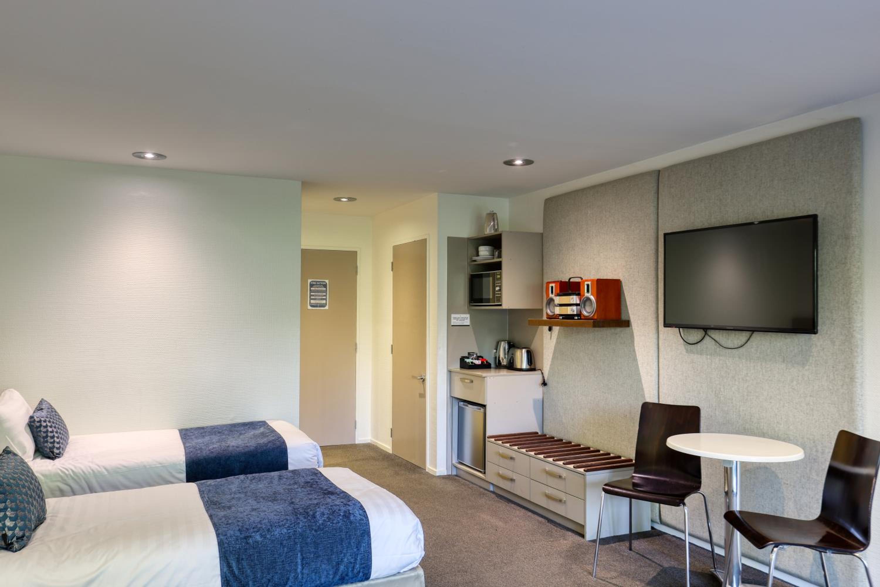 Standard Room (No View/Road Facing) - Photo 14