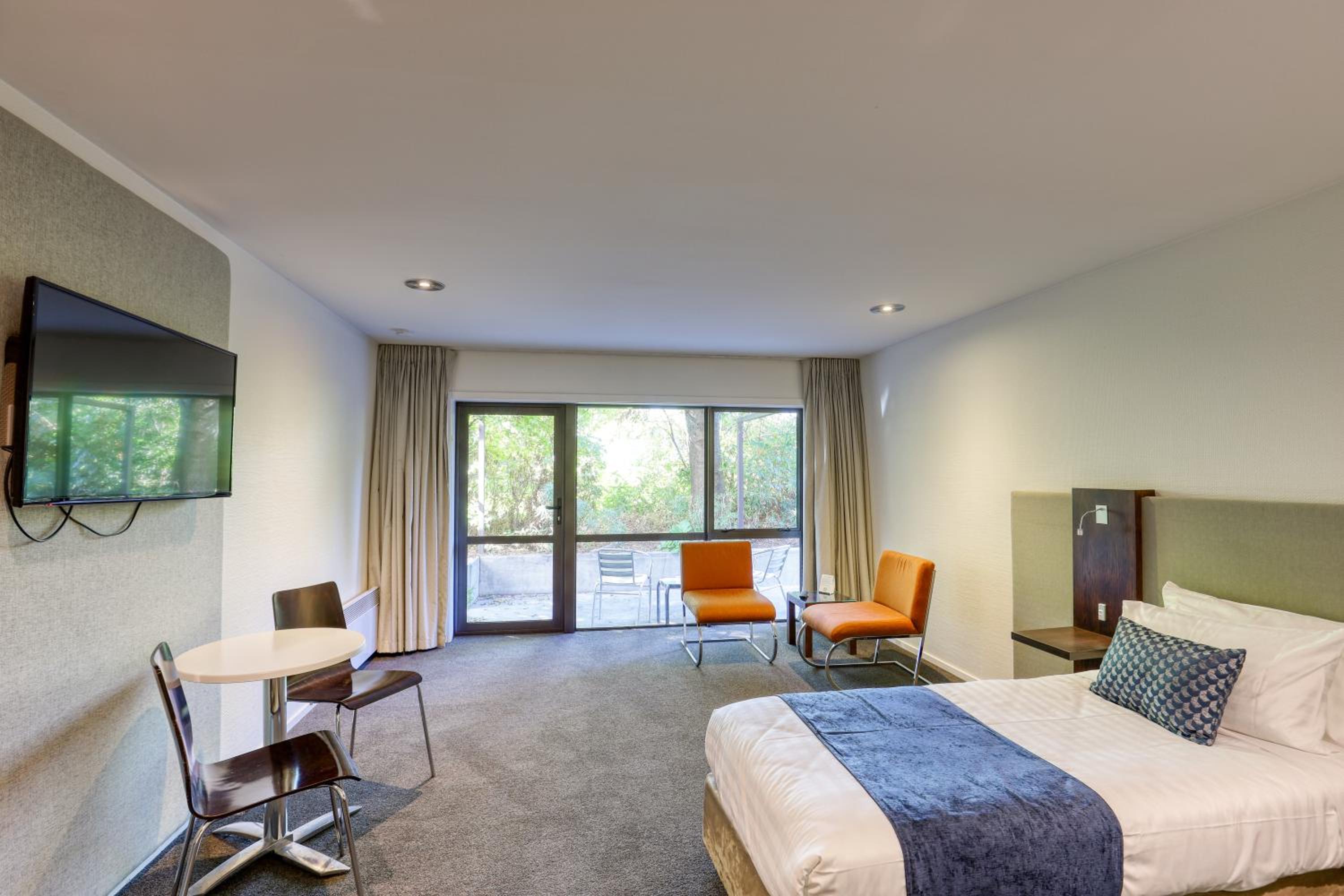 Standard Room (No View/Road Facing) - Photo 11
