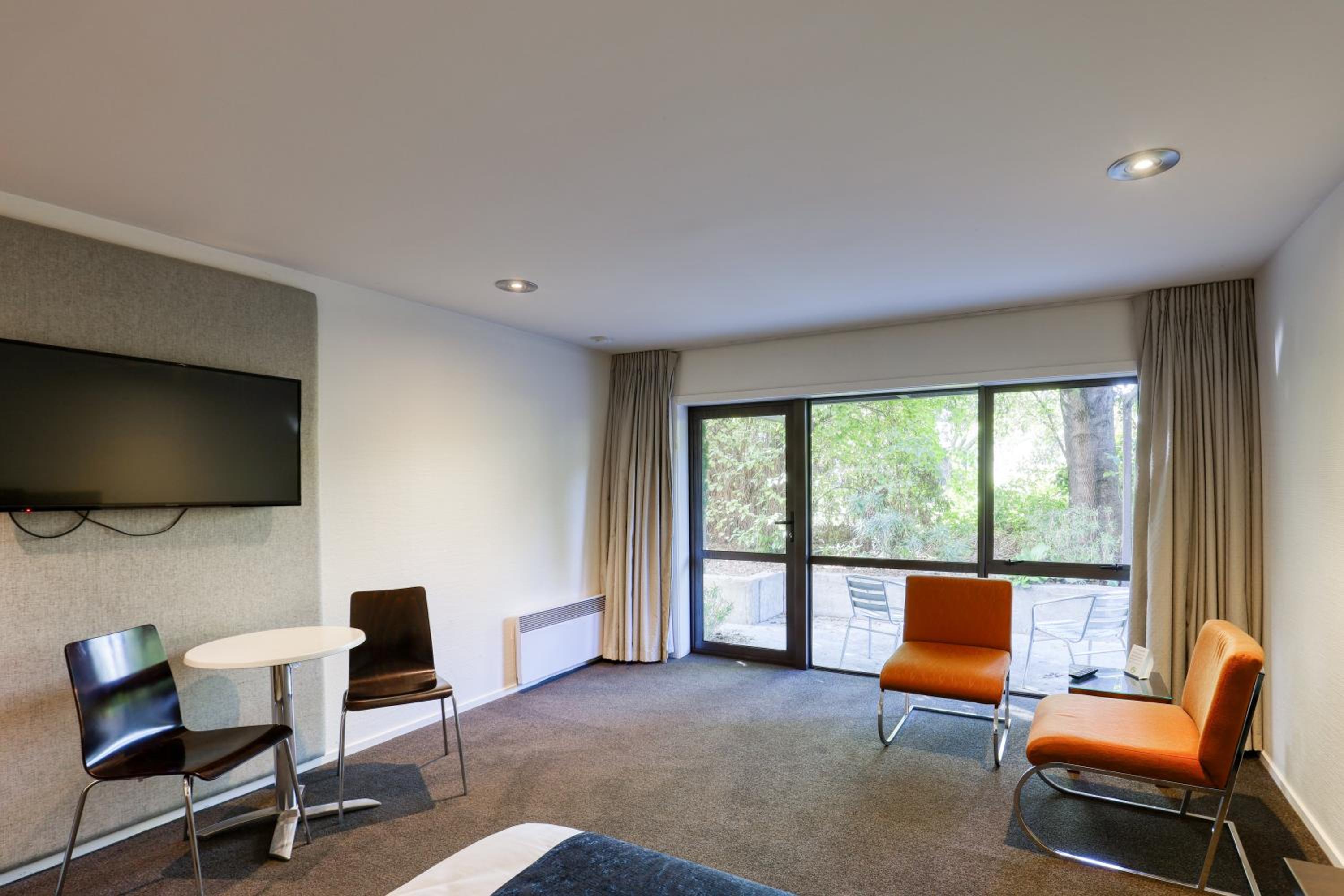 Standard Room (No View/Road Facing) - Photo 10