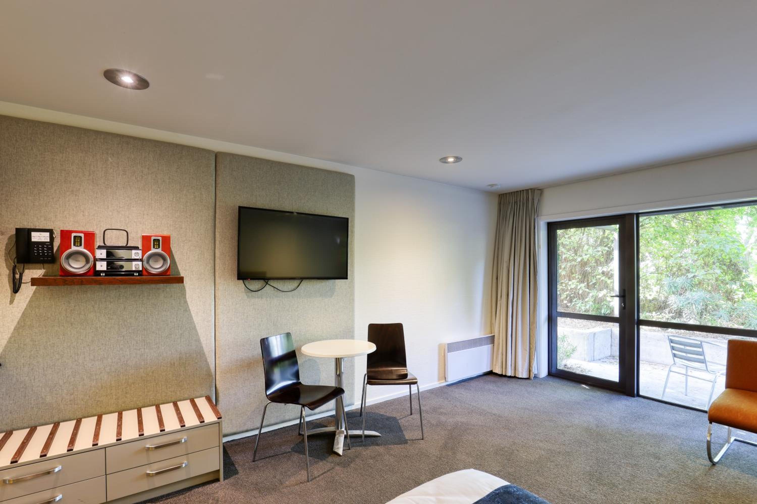 Standard Room (No View/Road Facing) - Photo 8
