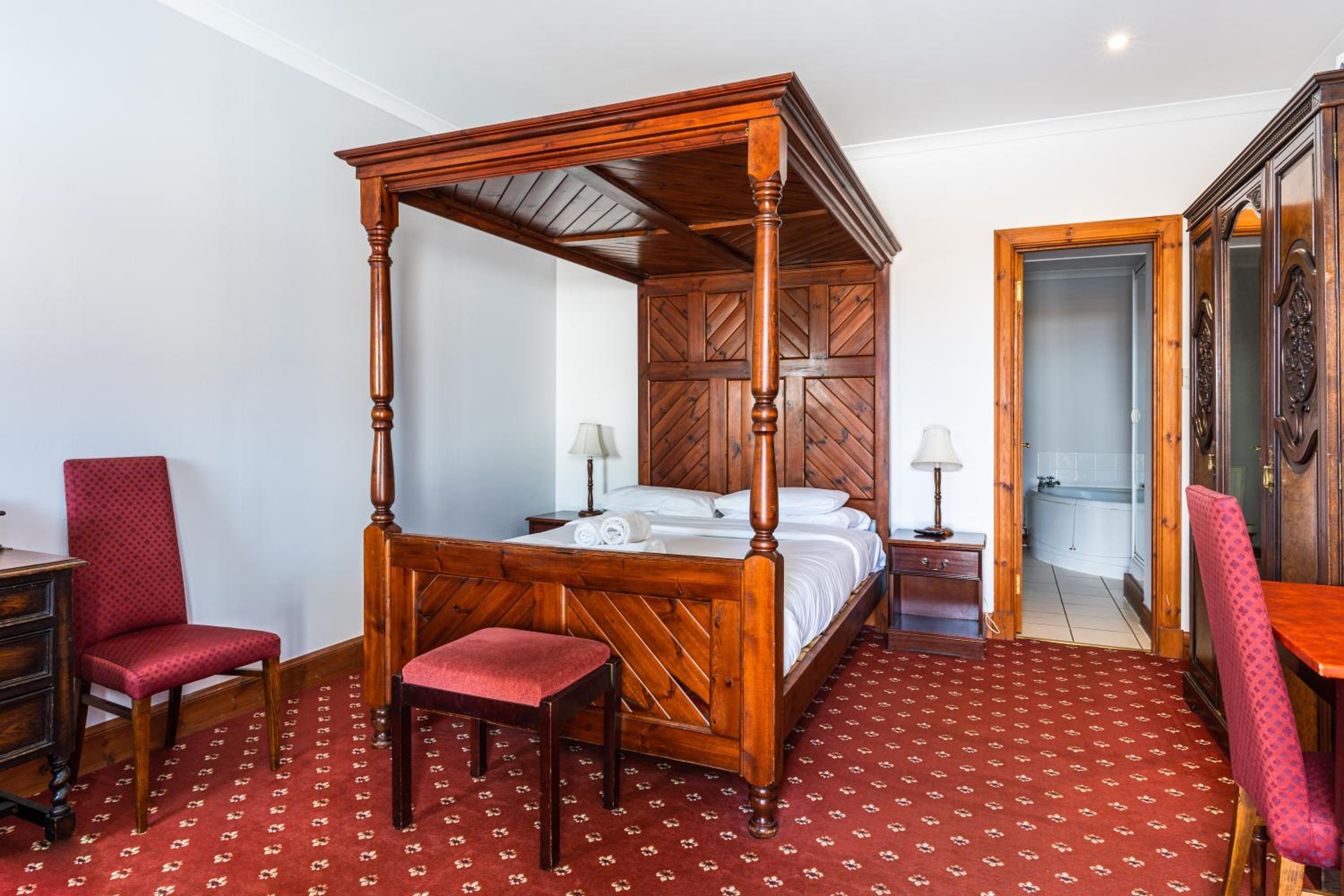 Four-Poster Room - Photo 2