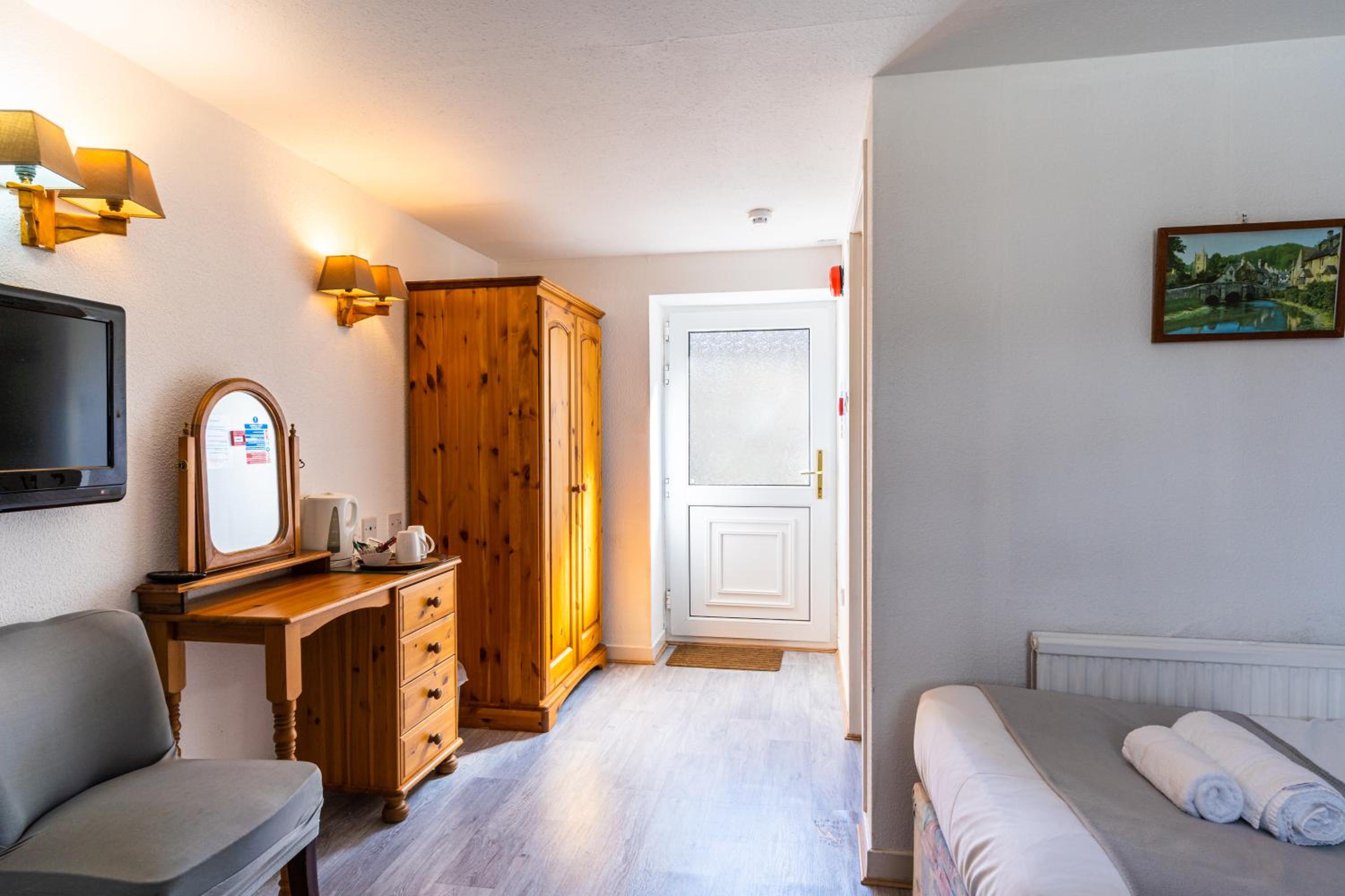 Standard Twin Room - Photo 7