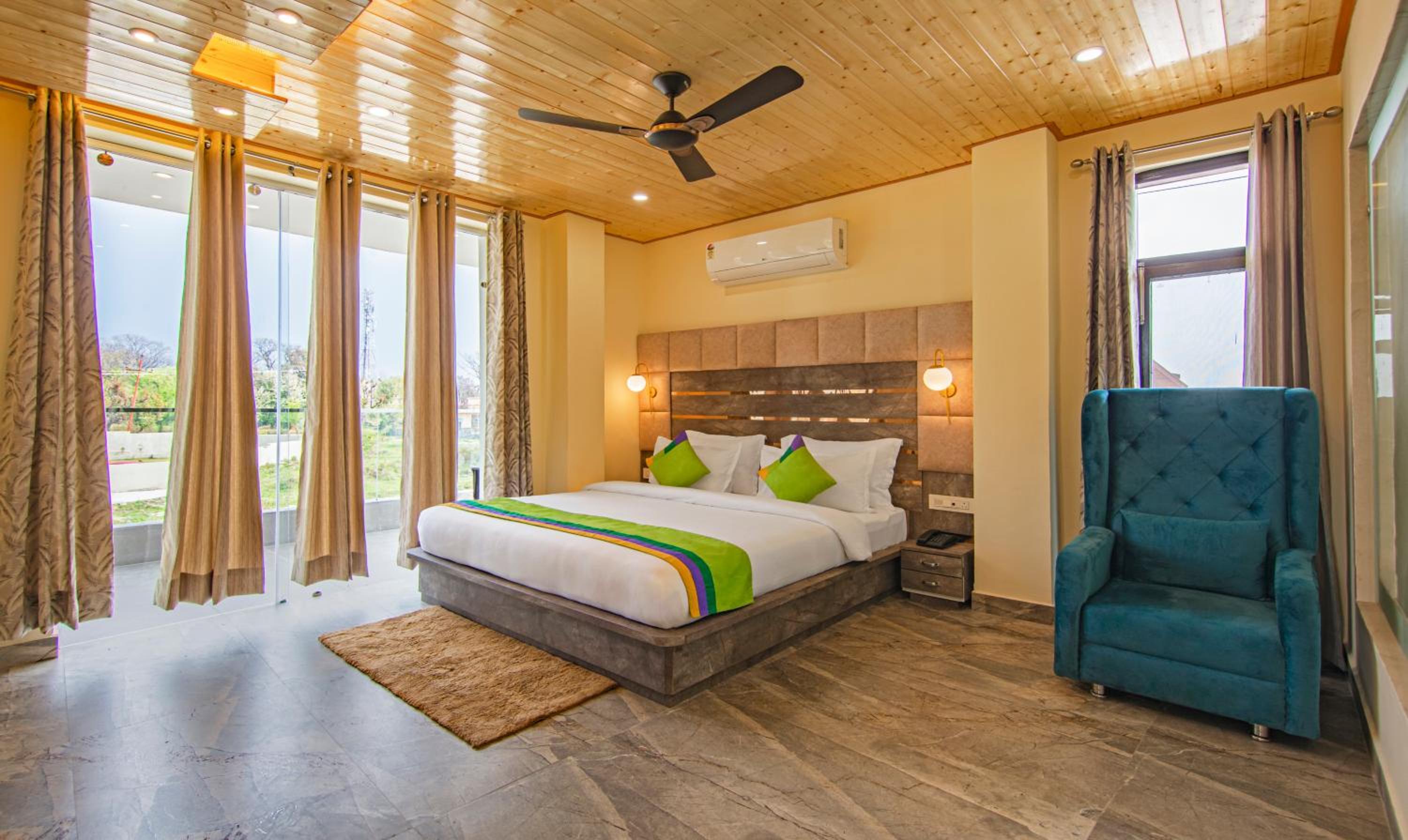 Spacious Premium Room with Mountain View
