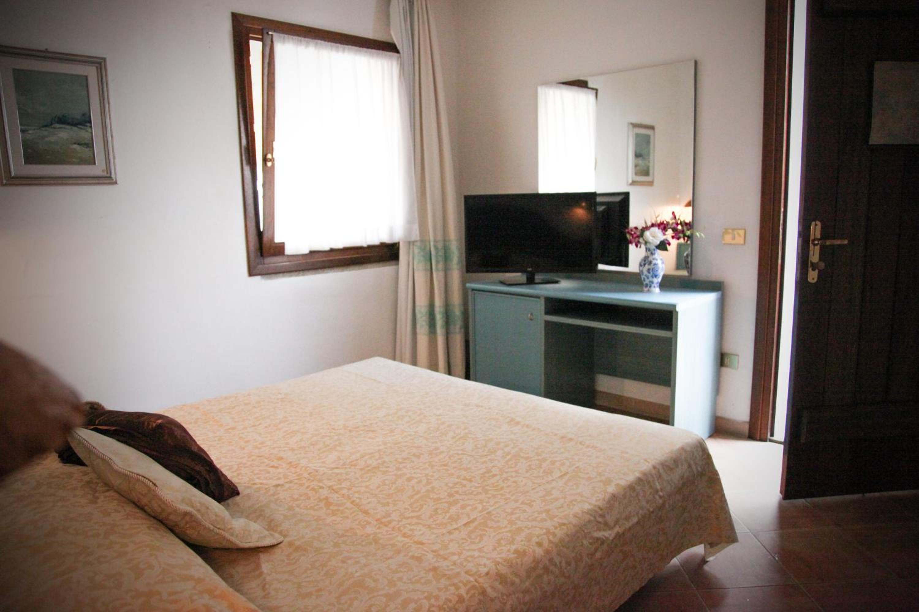 Small Double Room with French Bed - Photo 5