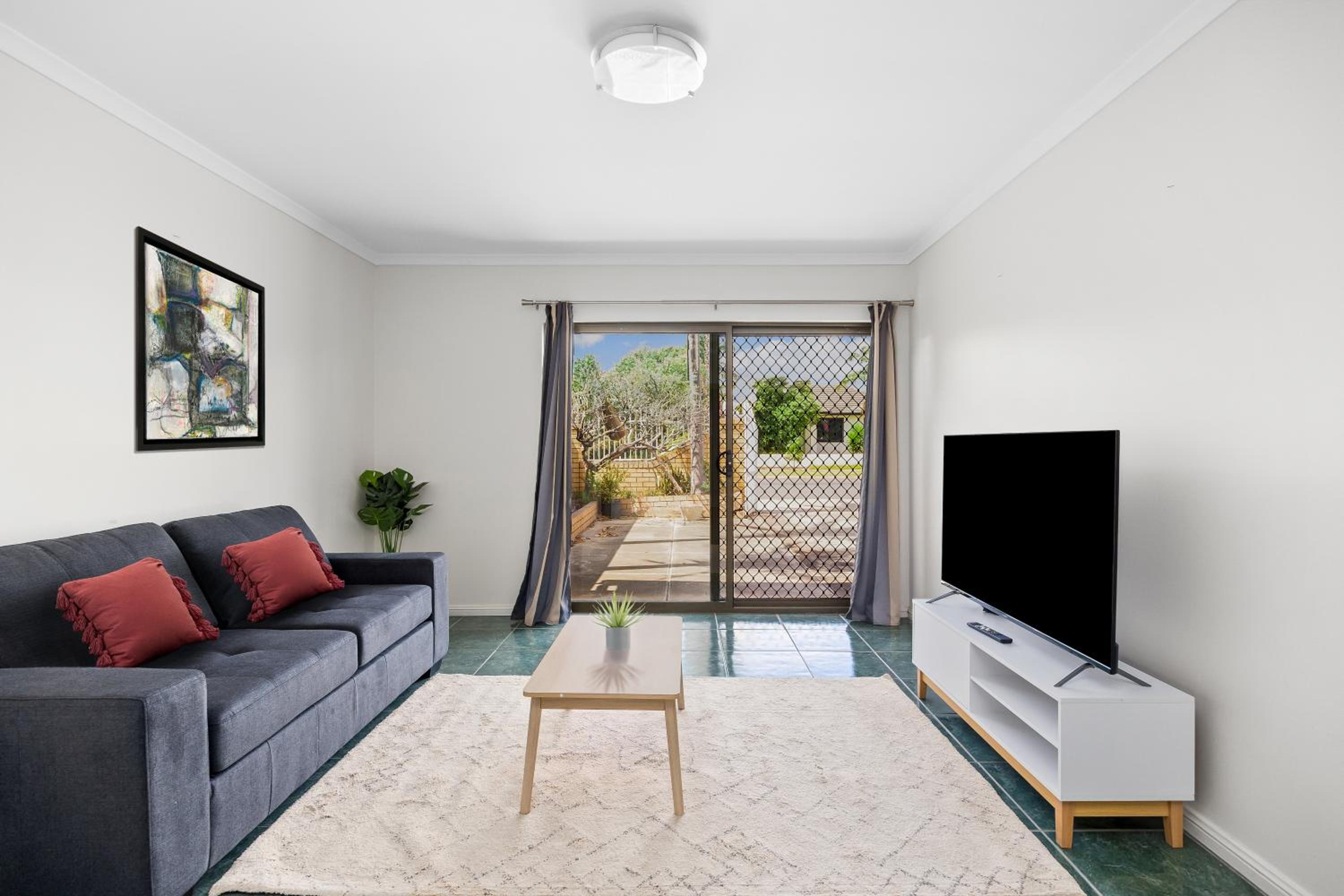 Eight-Bedroom House photo 1