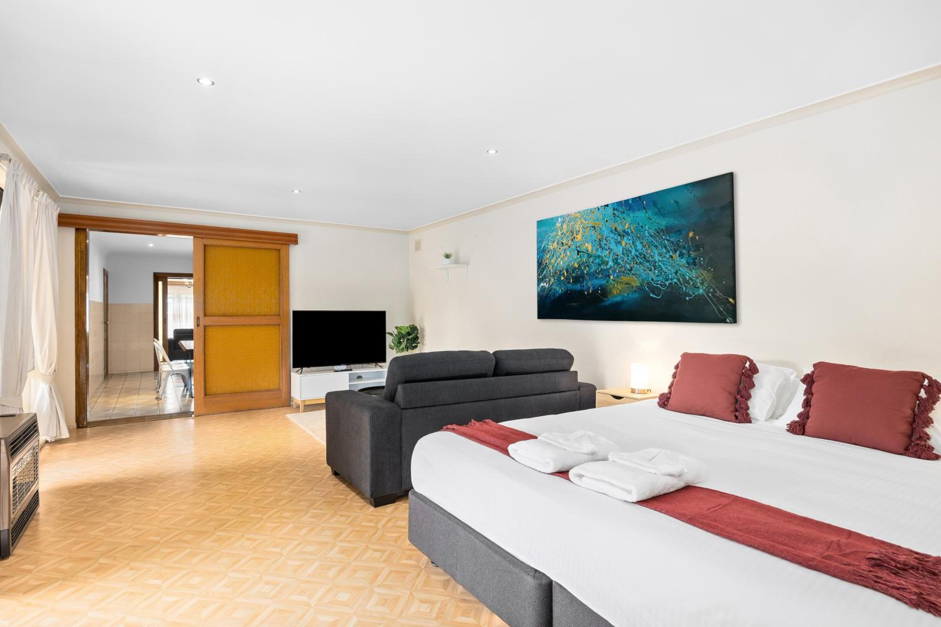 Eight-Bedroom House photo 3