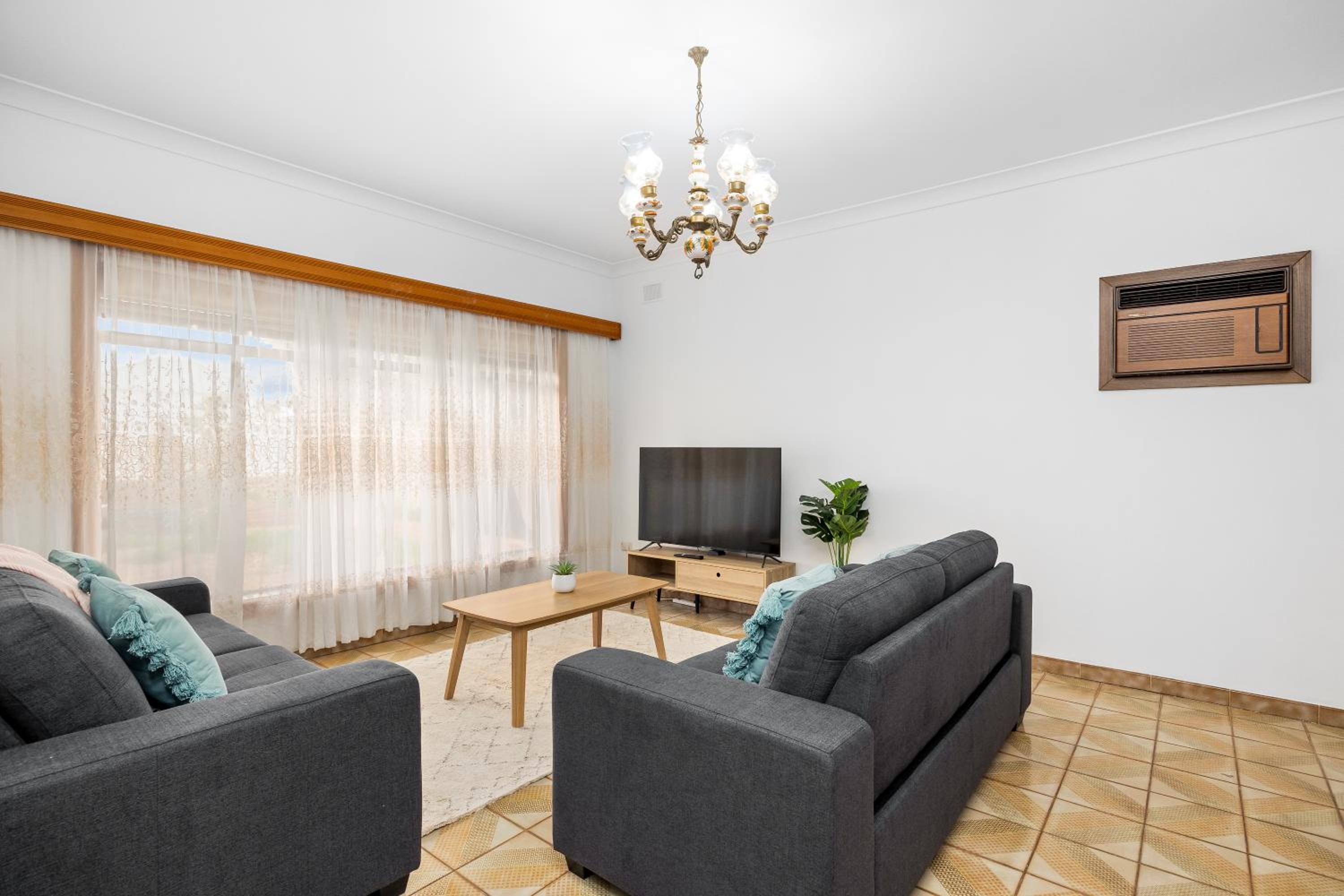 Eight-Bedroom House photo 2