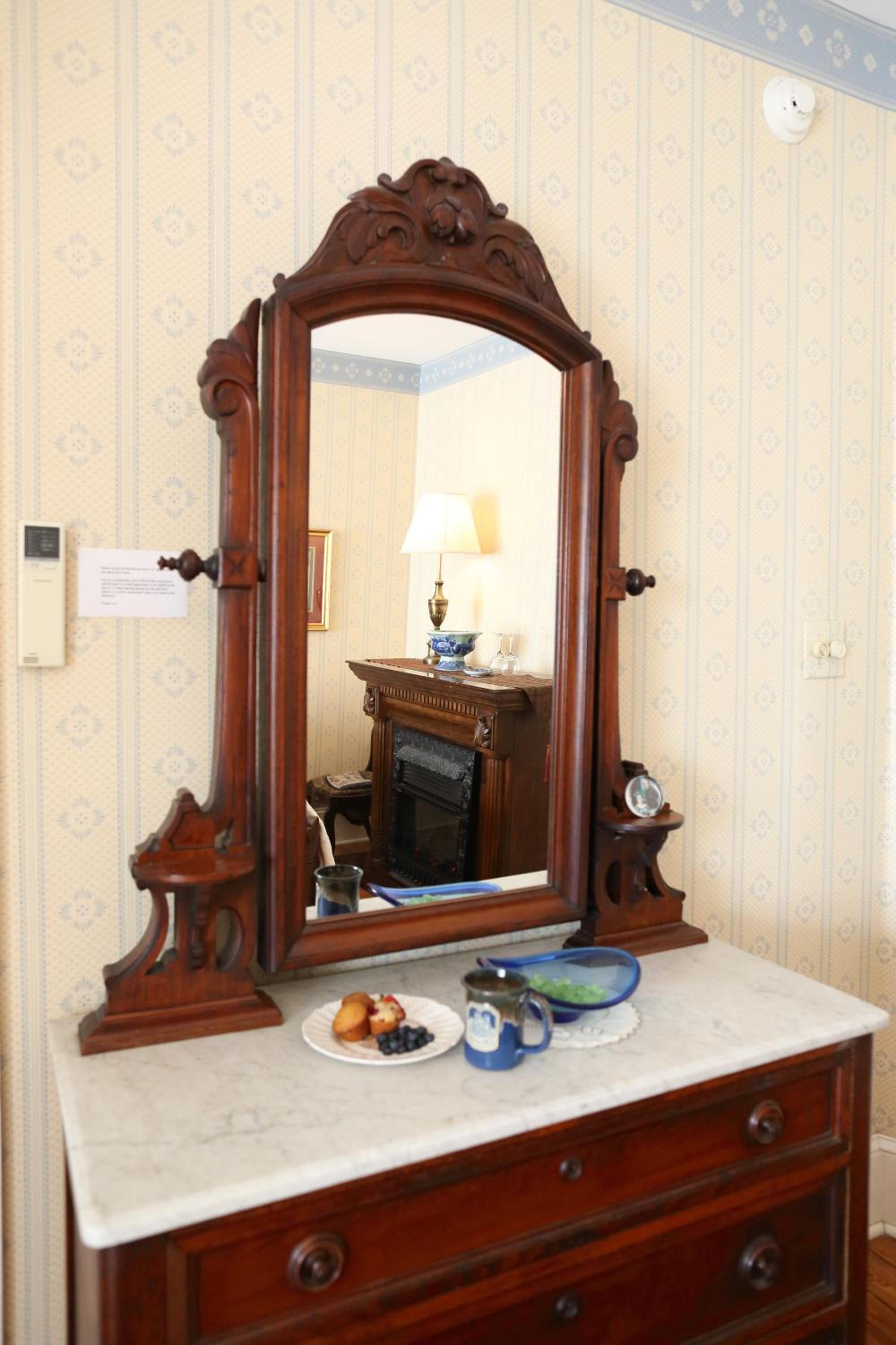 Premier Queen Room with Fireplace   photo 2