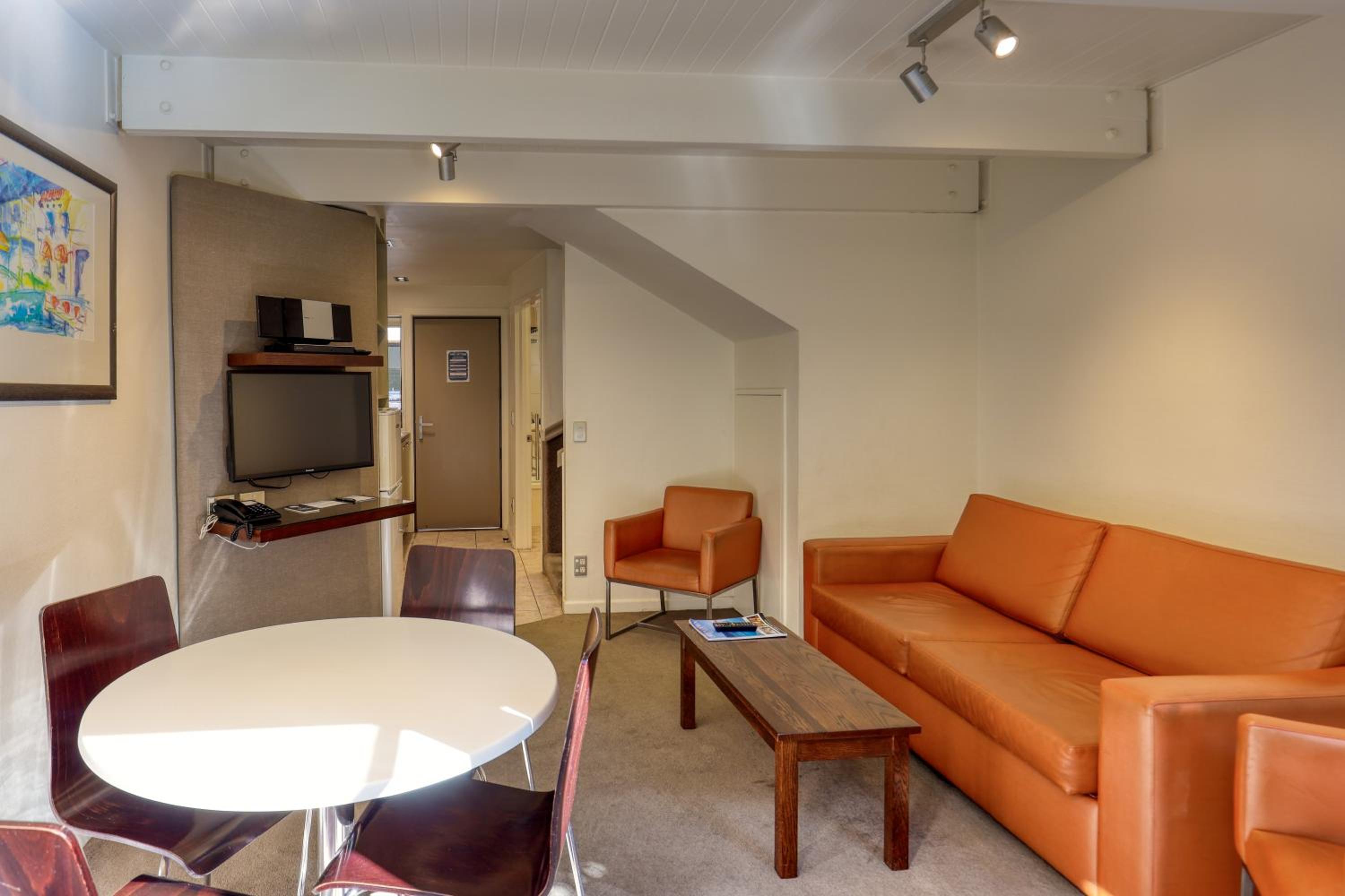 Two-Bedroom Apartment with Courtyard - Photo 17