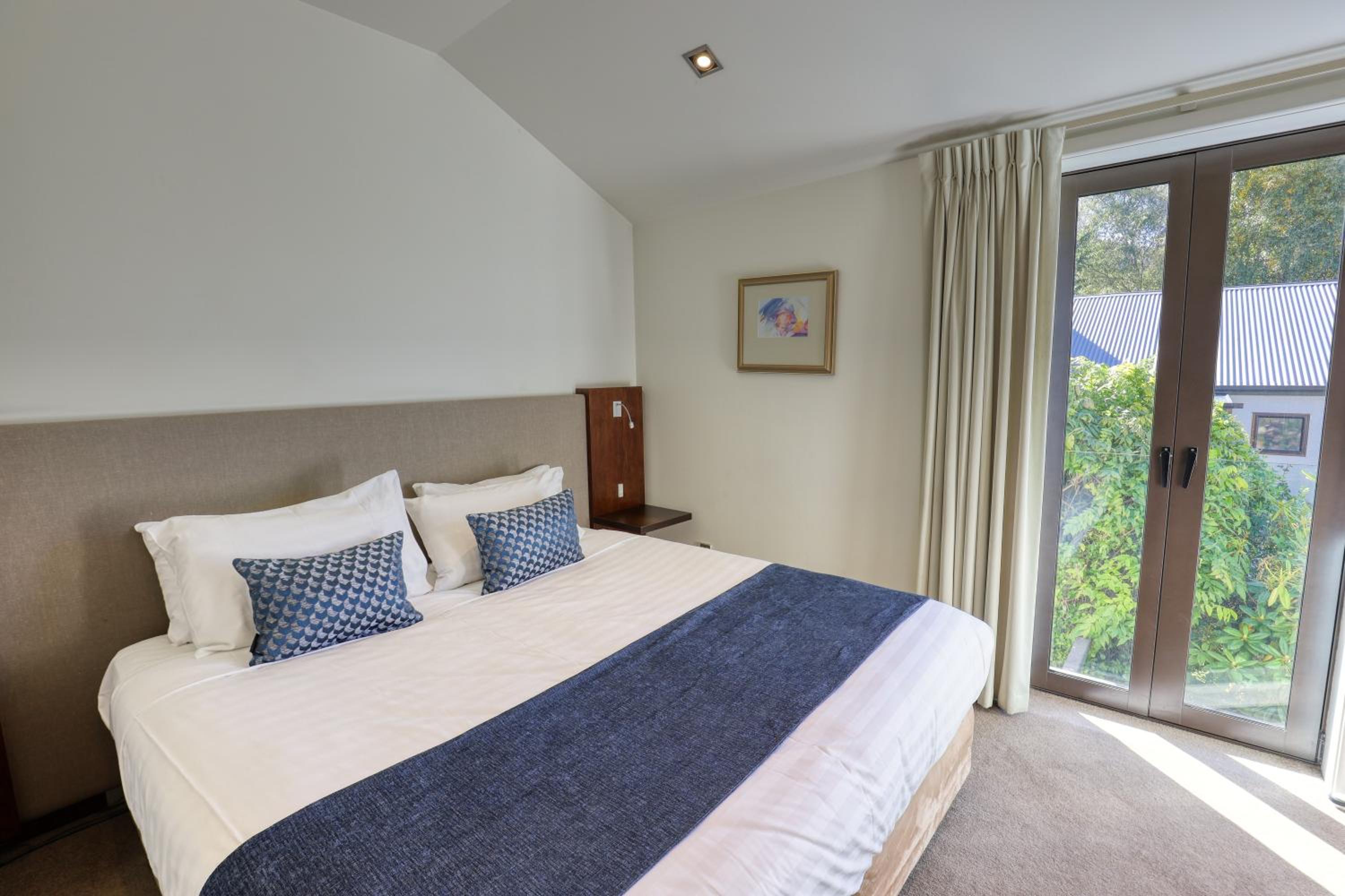 Two-Bedroom Apartment with Courtyard - Photo 6