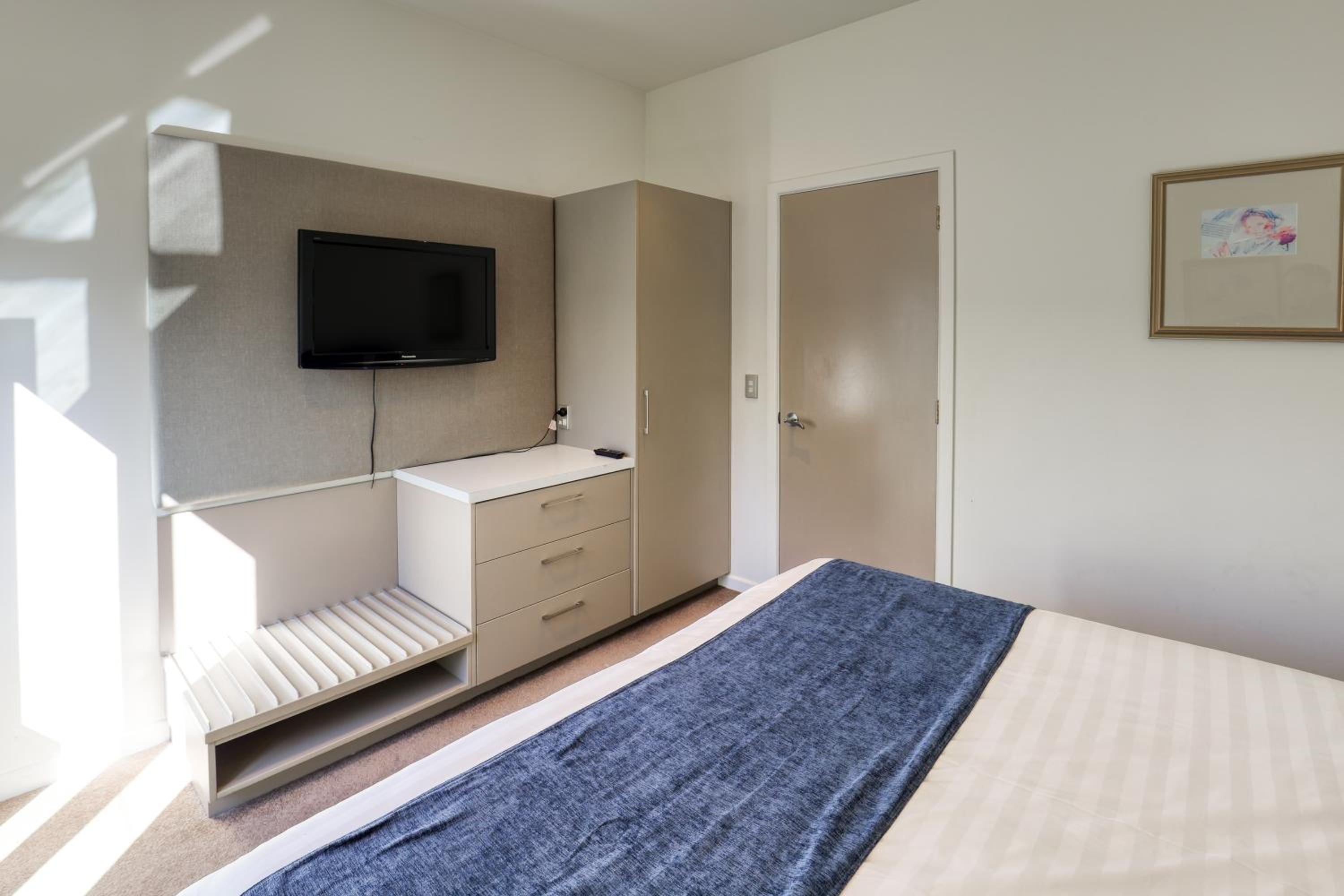 Two-Bedroom Apartment with Courtyard - Photo 9