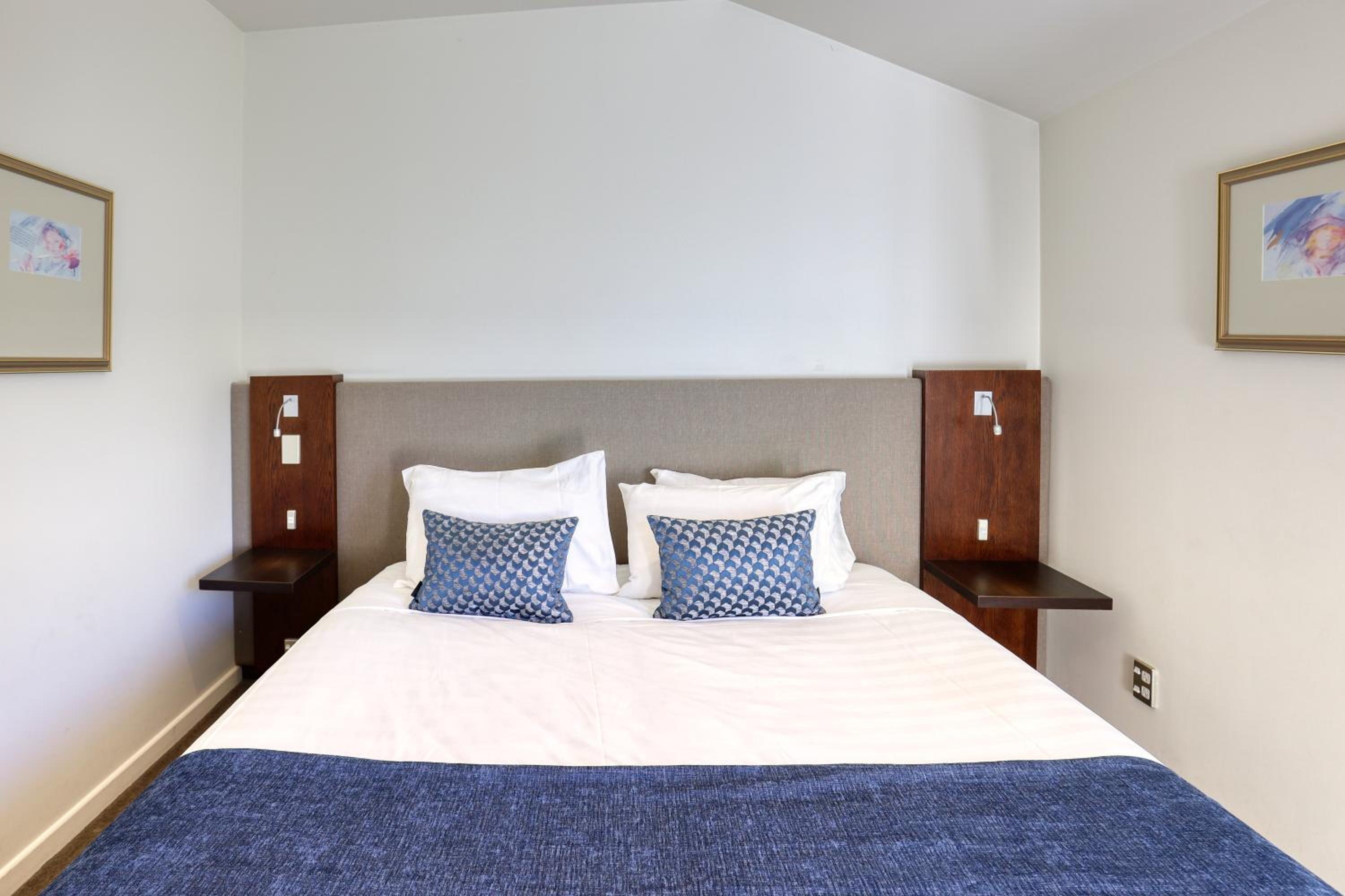 Two-Bedroom Apartment with Courtyard - Photo 7