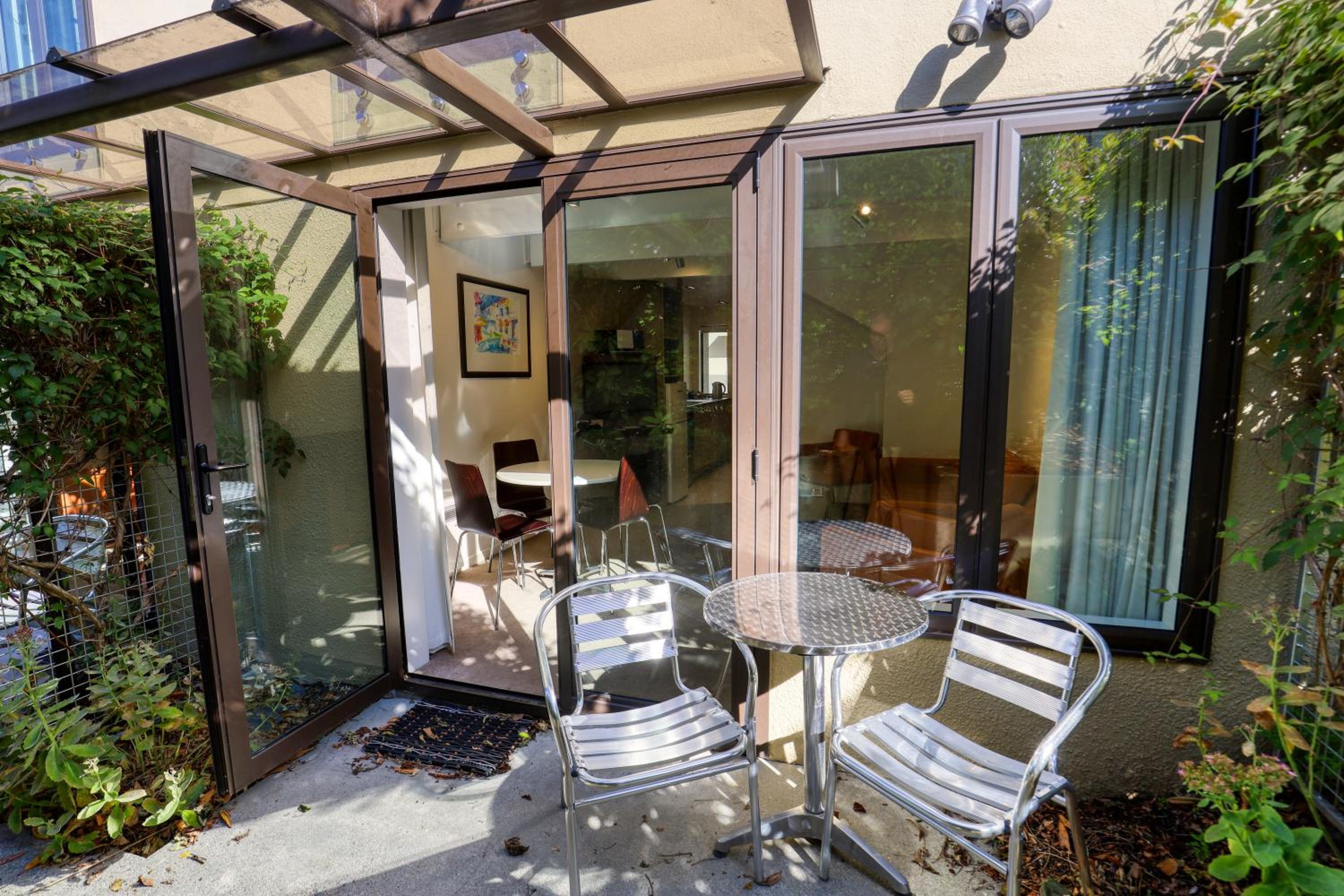 Two-Bedroom Apartment with Courtyard - Photo 4