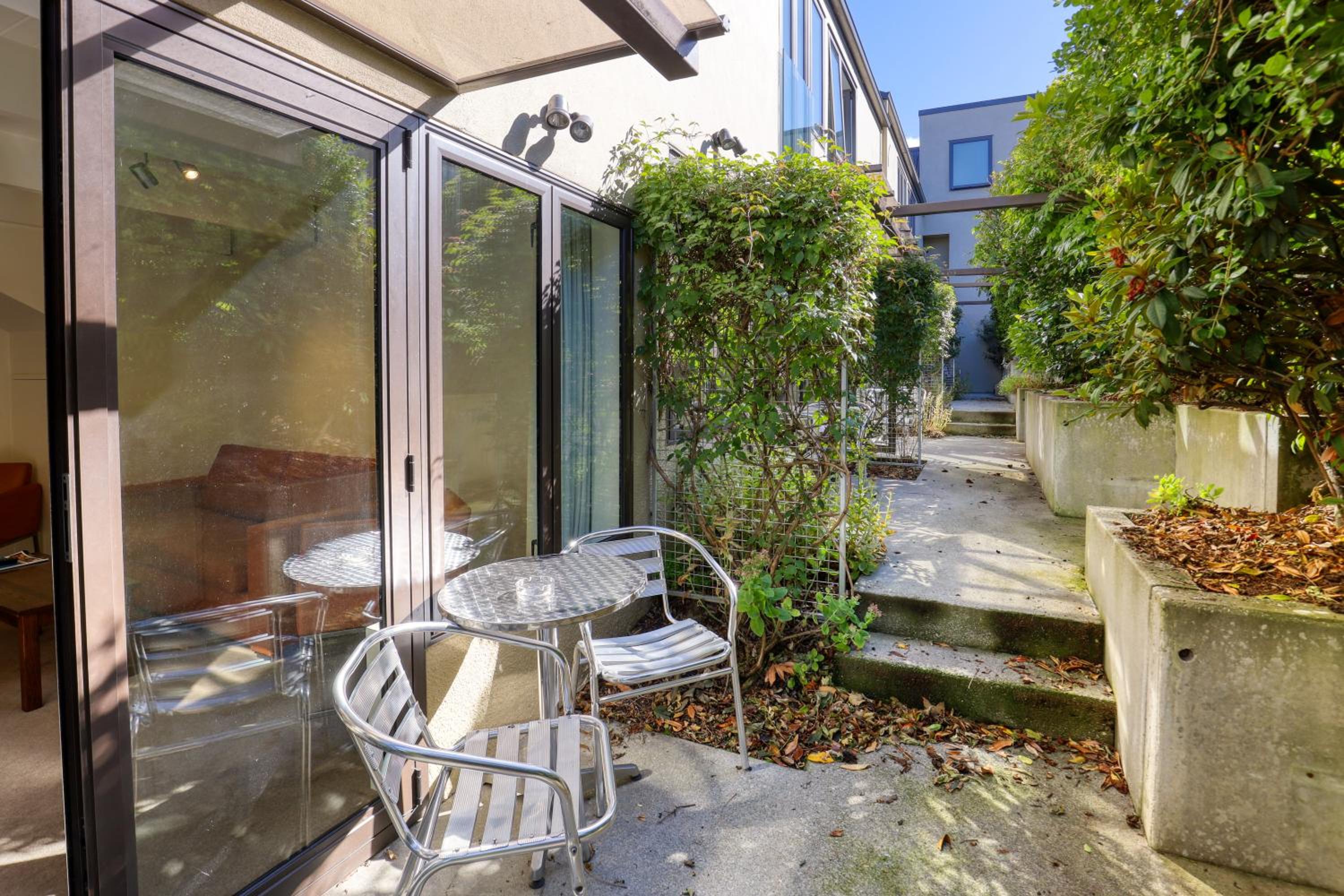 Two-Bedroom Apartment with Courtyard - Photo 3
