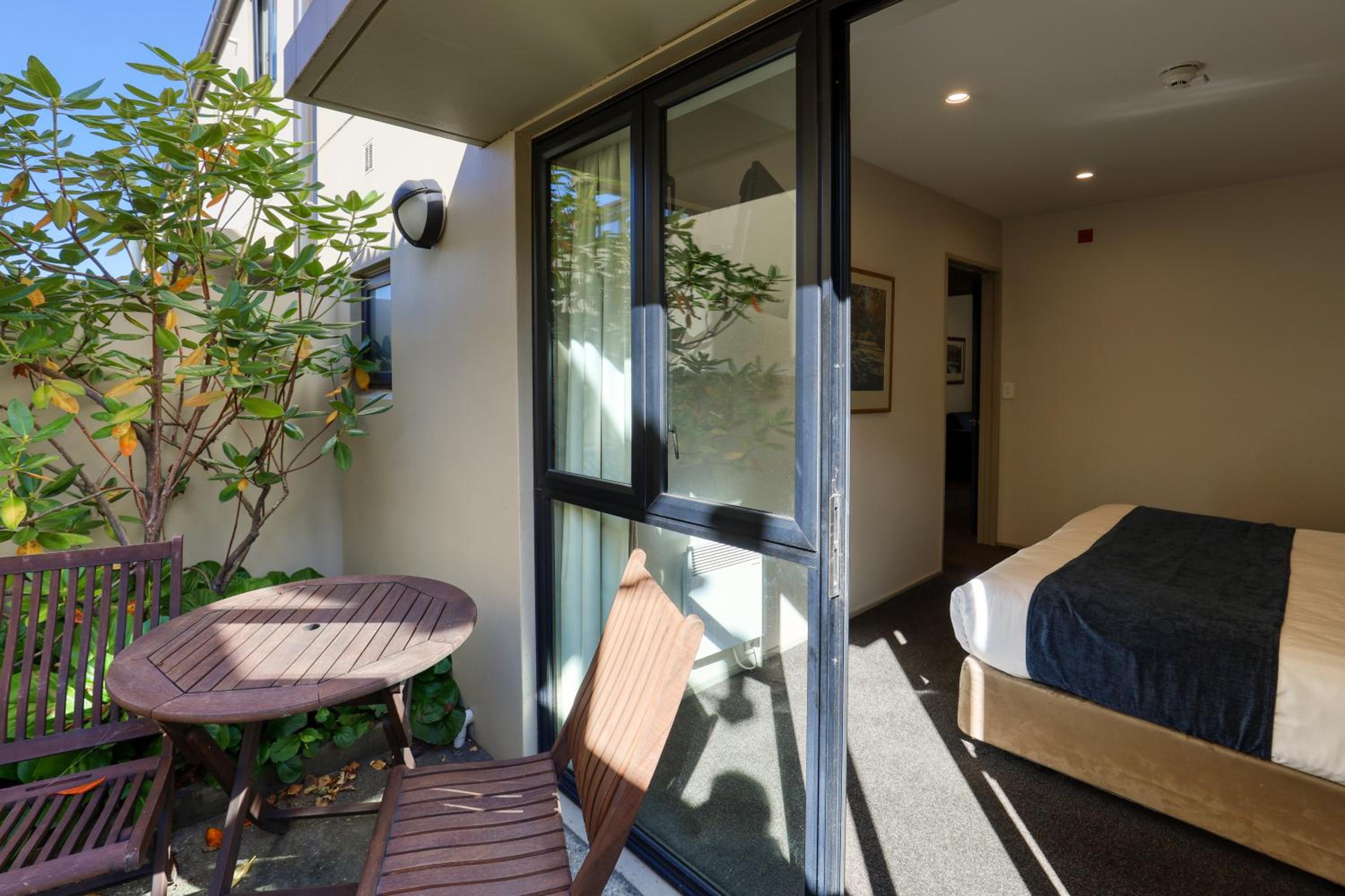 One-Bedroom Apartment with Courtyard - Photo 11