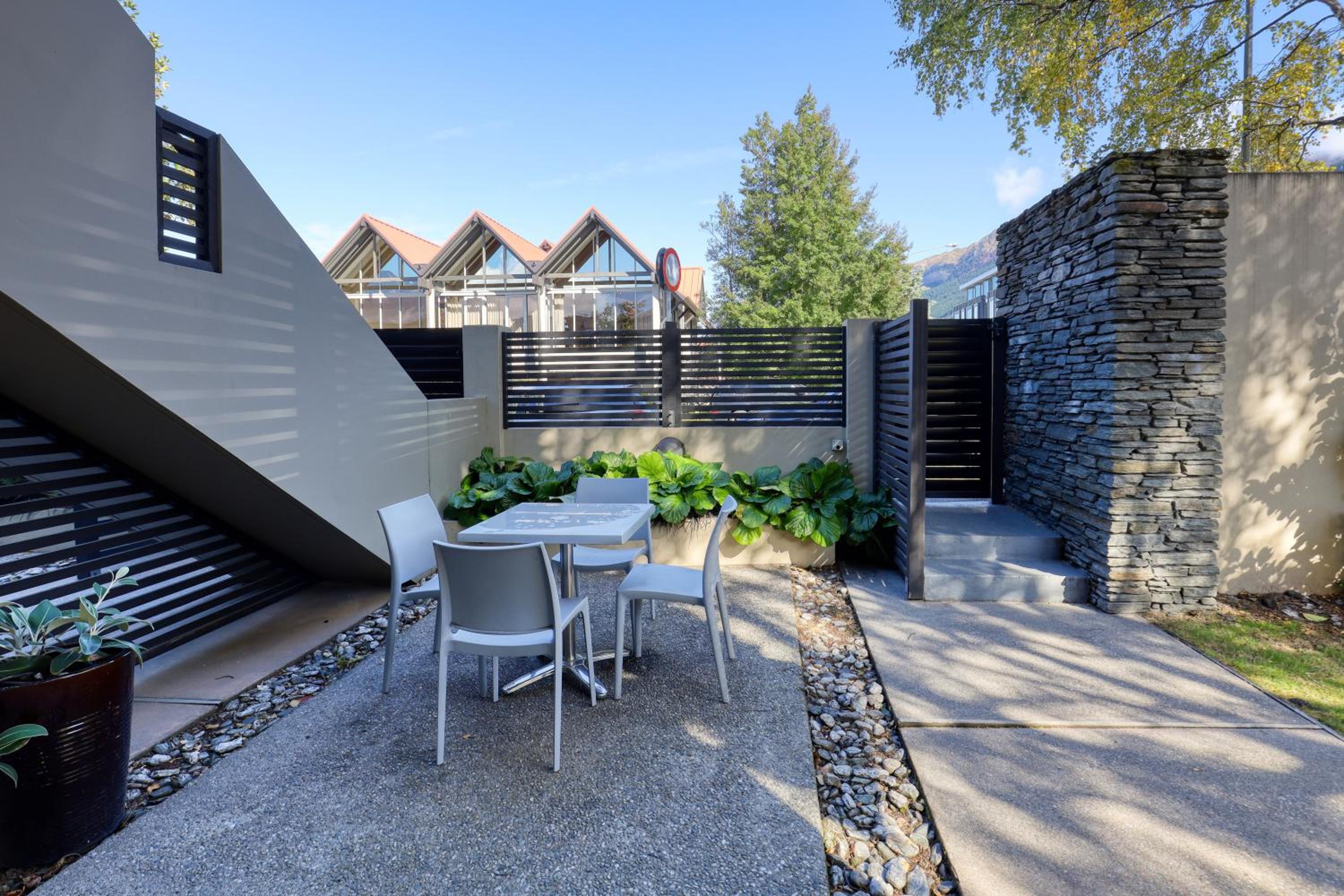 One-Bedroom Apartment with Courtyard - Photo 12