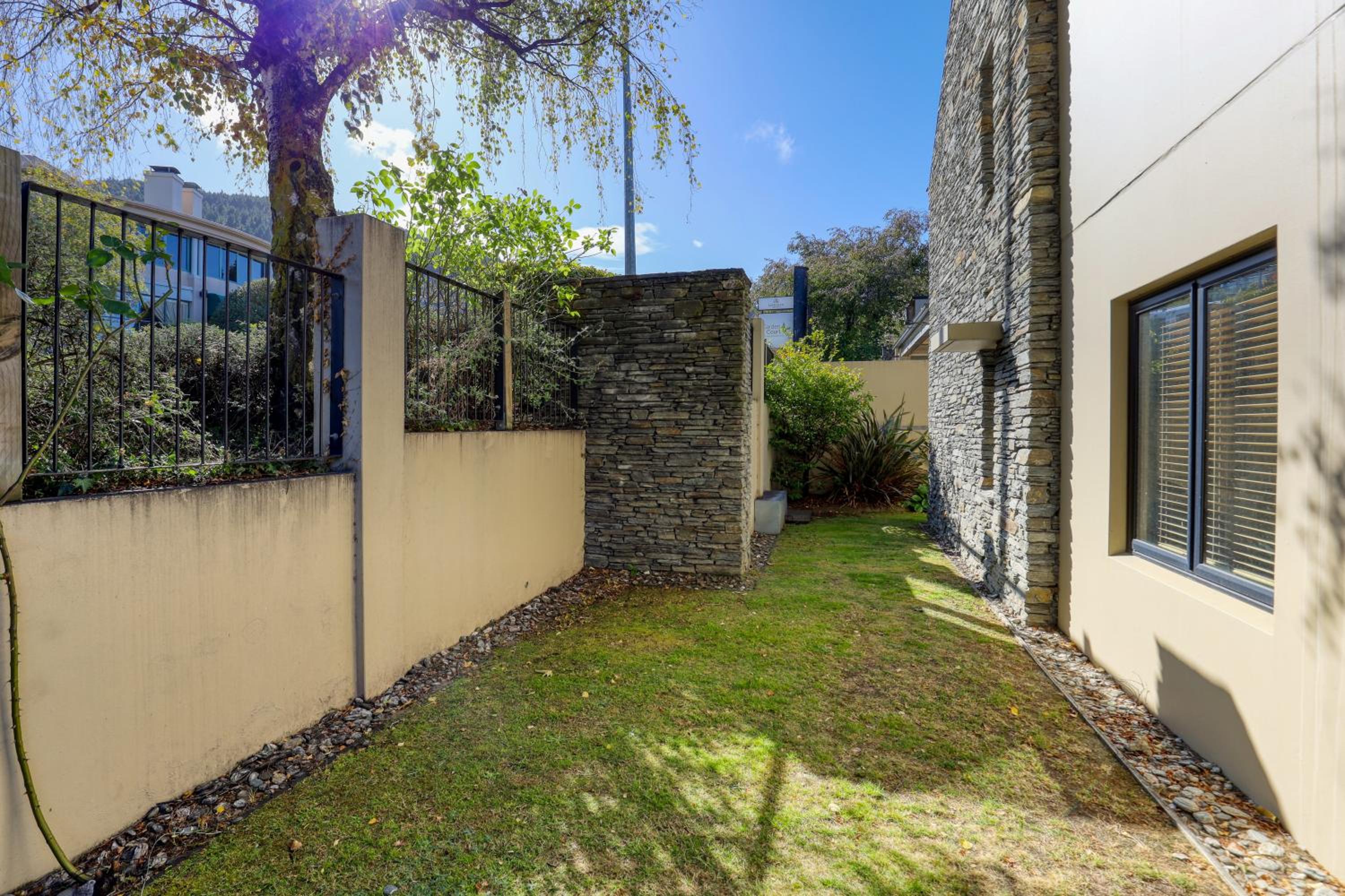 One-Bedroom Apartment with Courtyard - Photo 14