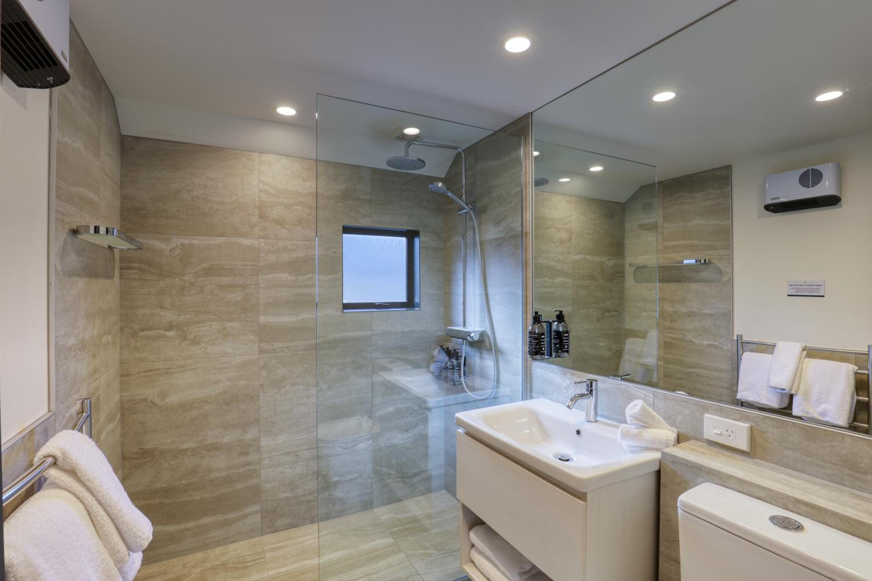 Two-Bedroom Apartment with Balcony - Photo 7